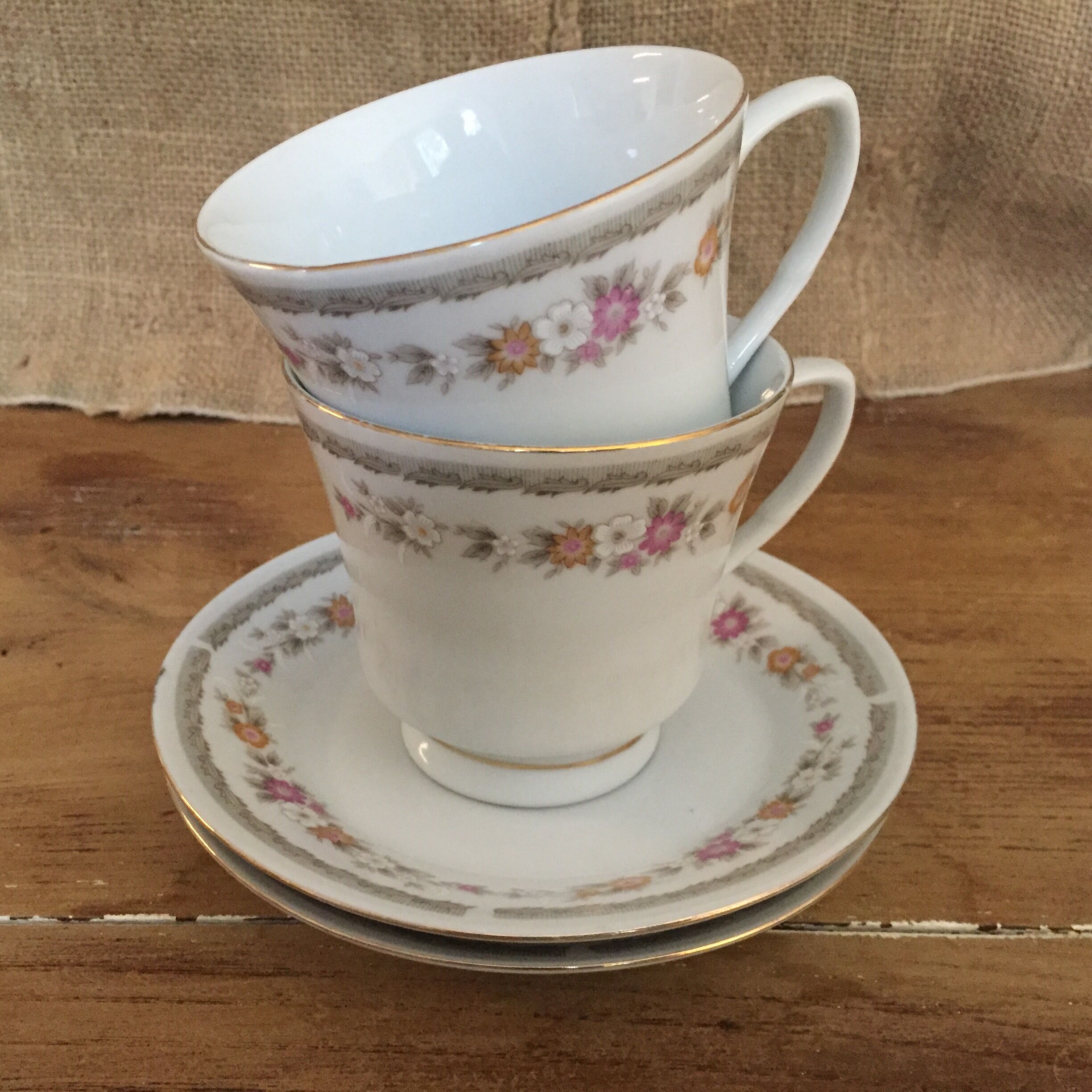 2 flowering tea cups