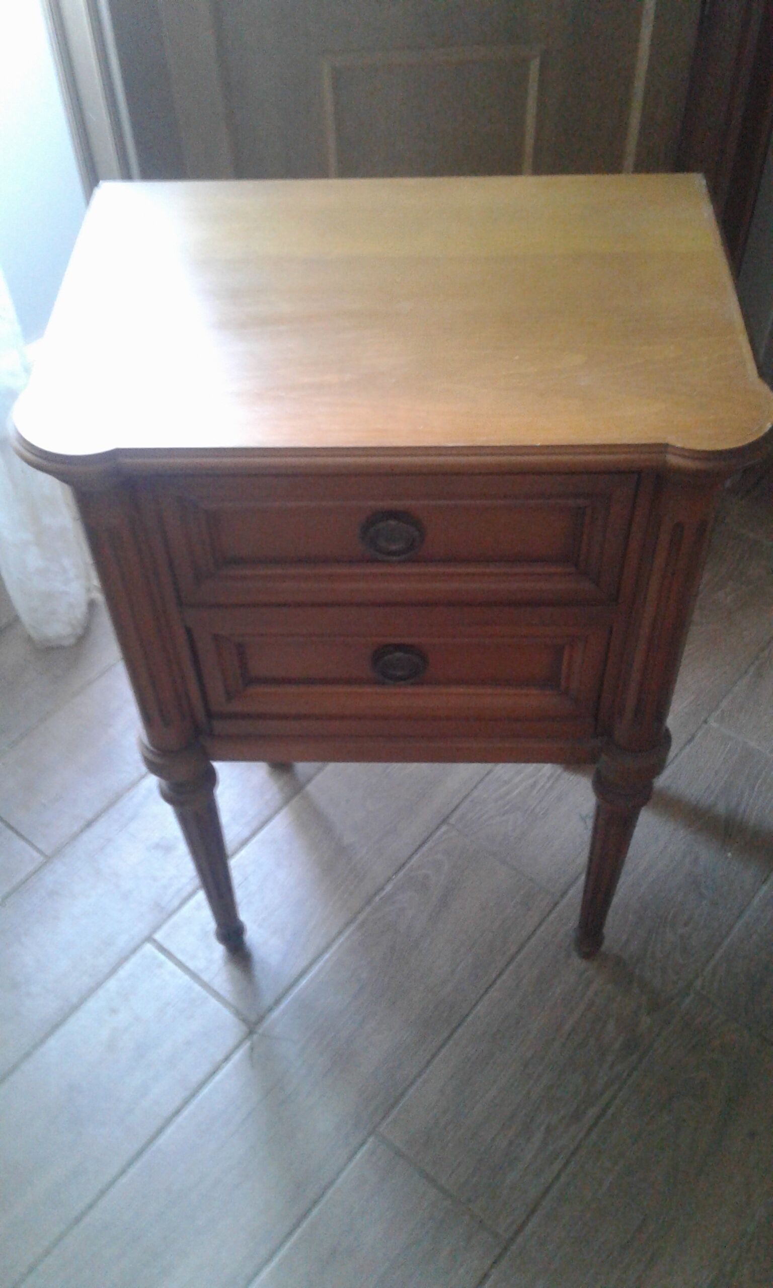 Anncian bedside table