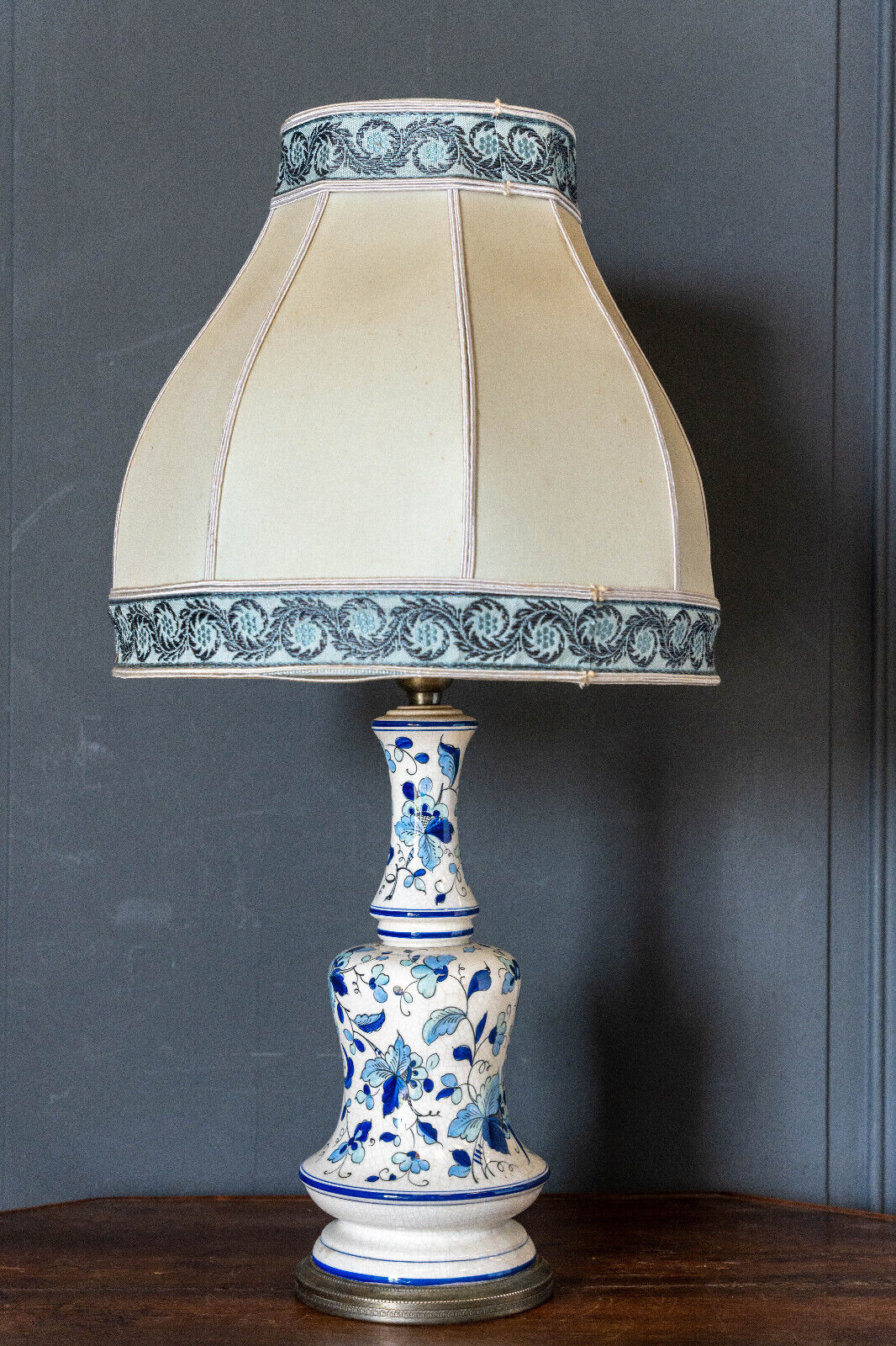 Blue and white ceramic lamp Floral decoration XXth Velvet lampshade