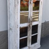 Armoire blanche en bois ancien vitrée