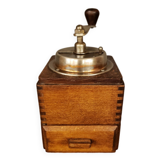 Mechanical coffee grinder in light wood