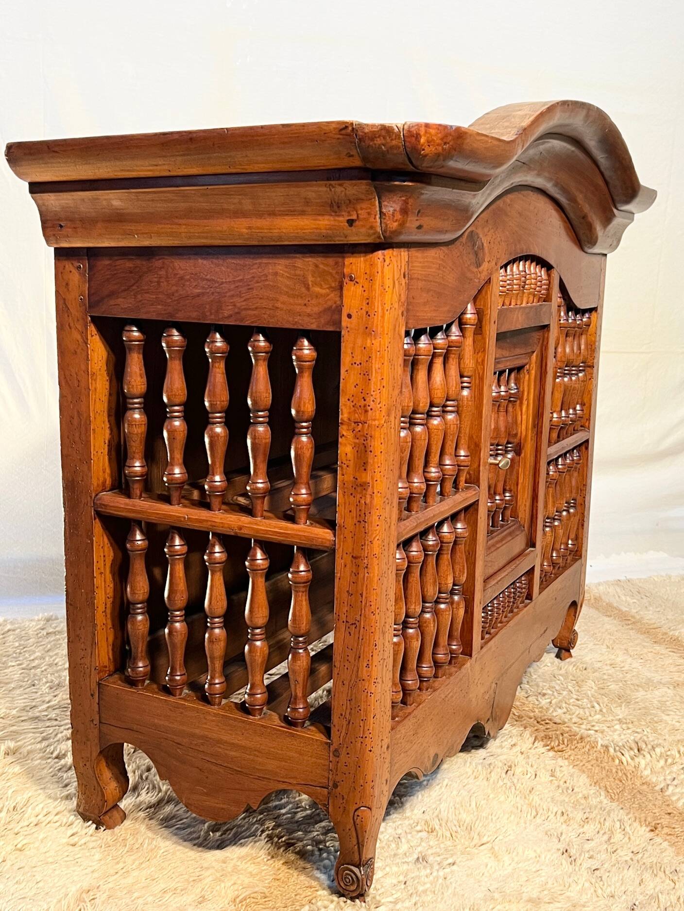 Panetière xviii, louis xv style walnut policeman's hat