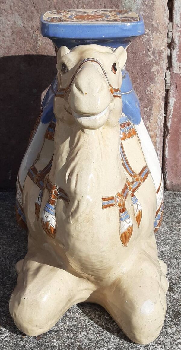 Table d'appoint chameau en céramique