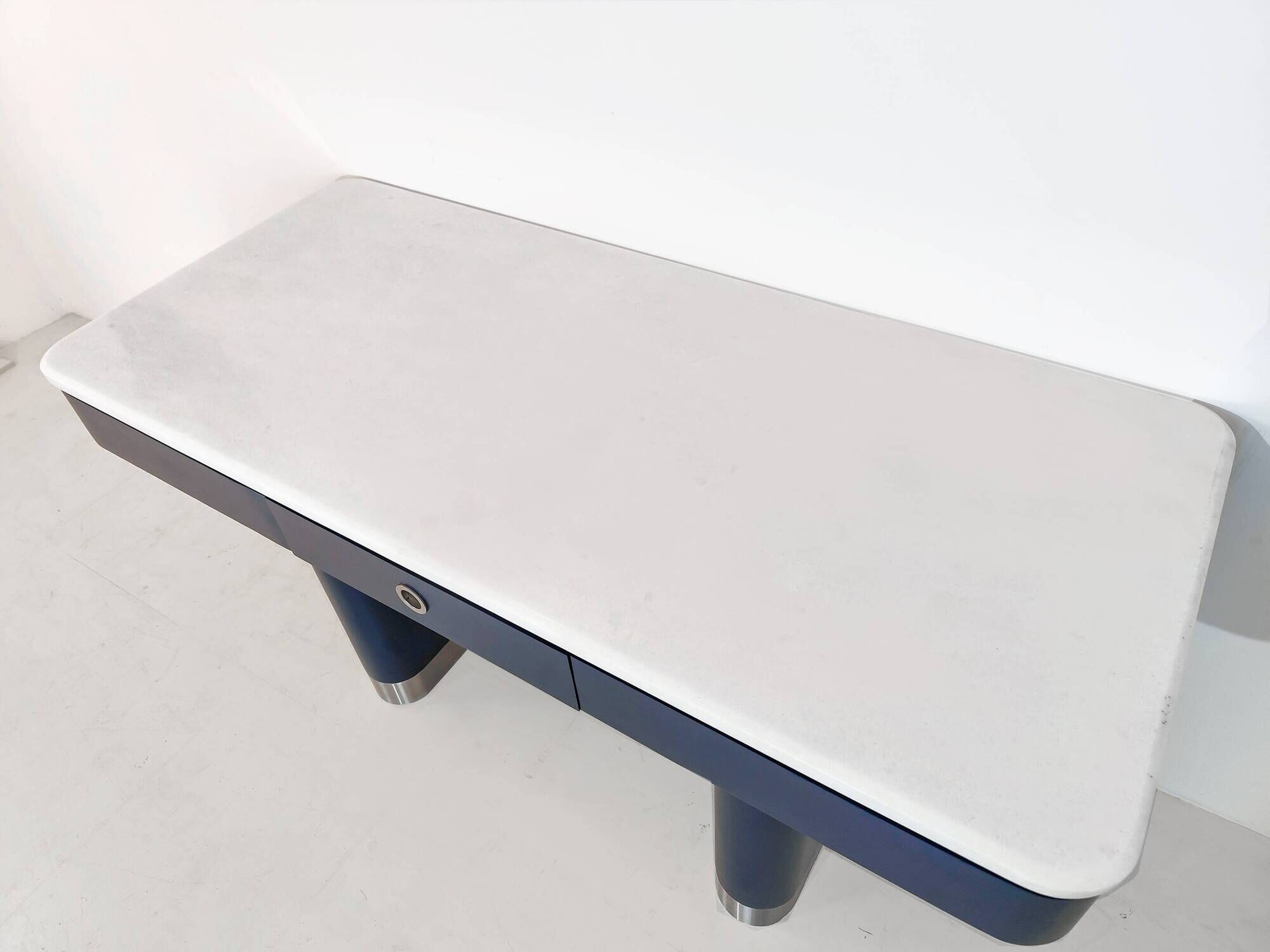 Table bleue vintage de style moderne du milieu du siècle avec plateau en marbre blanc