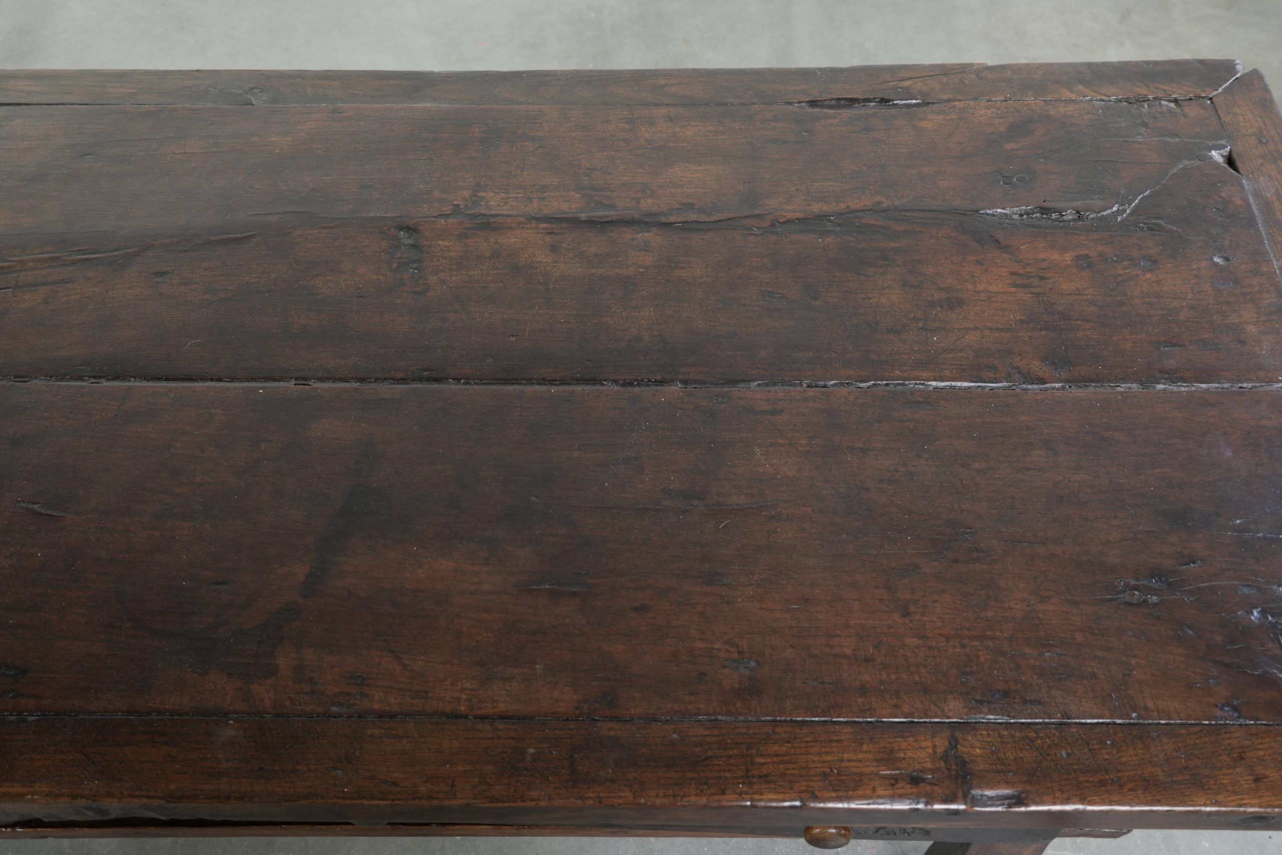 Table basse en bois de châtaignier du XVIIIe siècle d'Europe du Sud