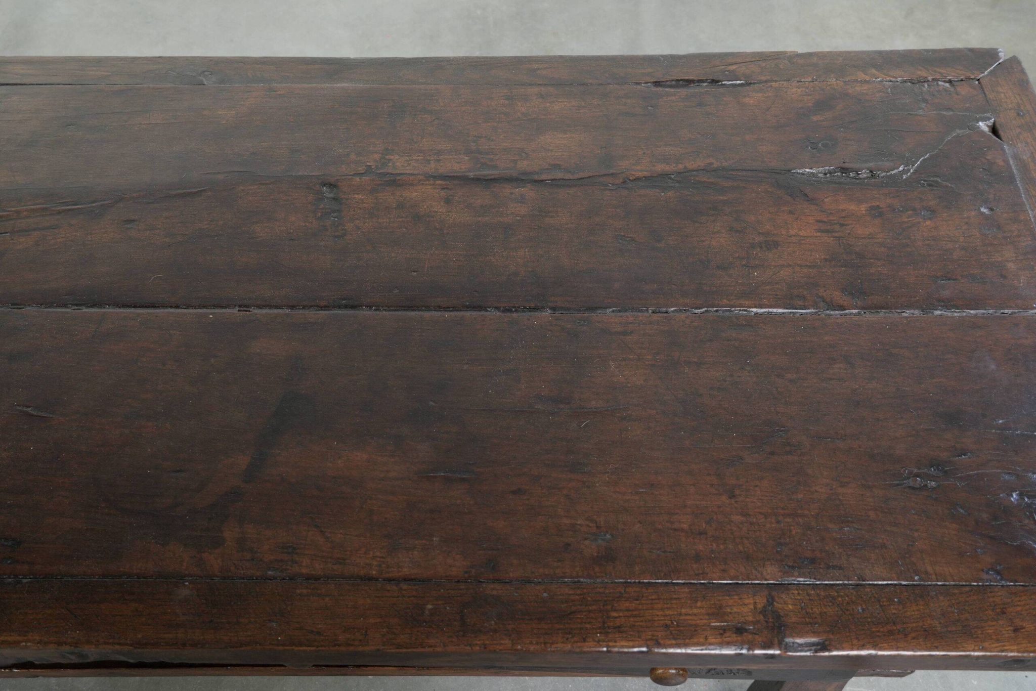 Table basse en bois de châtaignier du XVIIIe siècle d'Europe du Sud