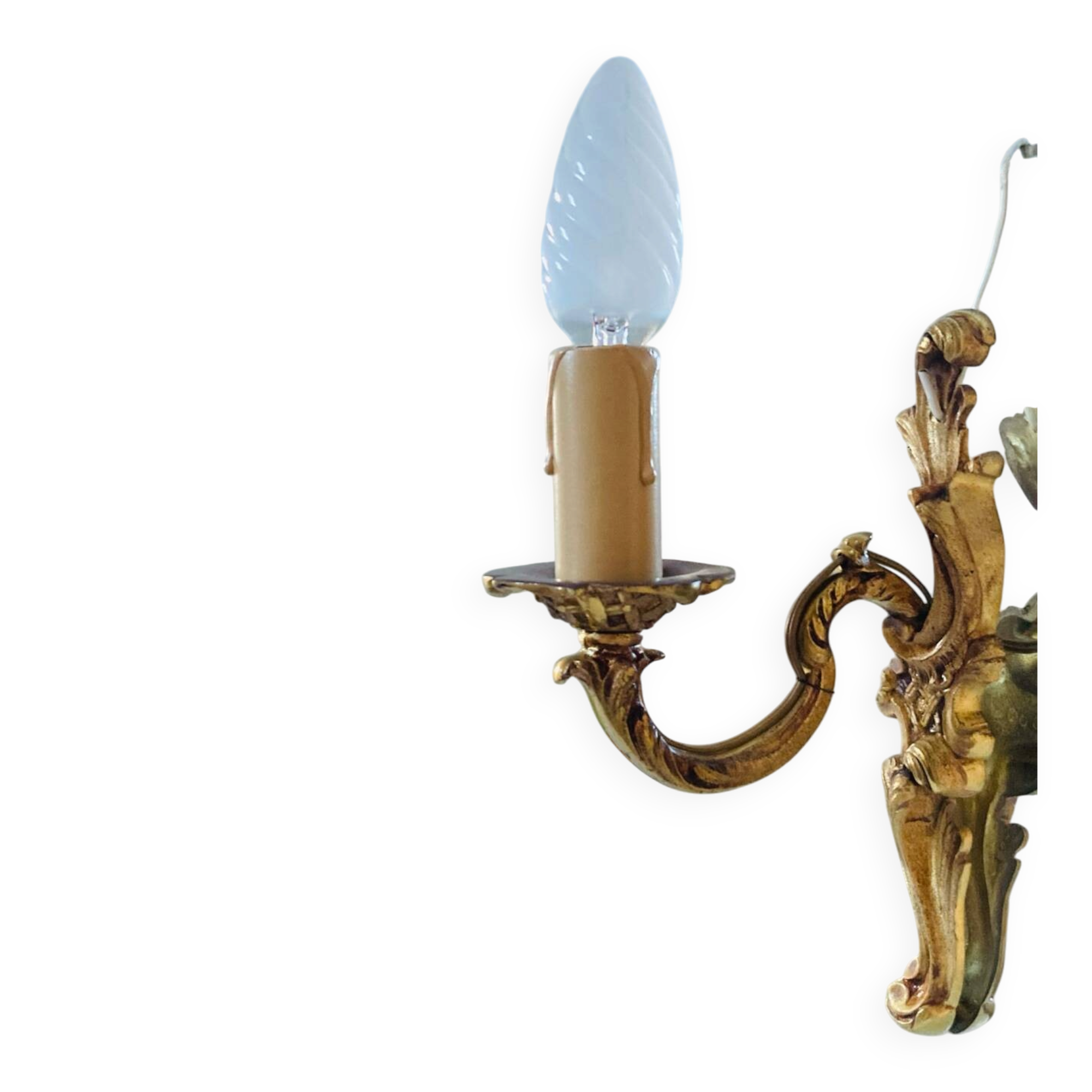 Louis XV bronze wall light with a flowing branch design and acanthus leaf decoration.