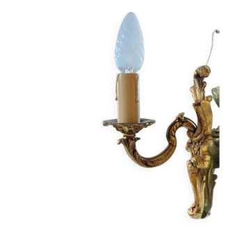 Louis XV bronze wall light with a flowing branch design and acanthus leaf decoration.