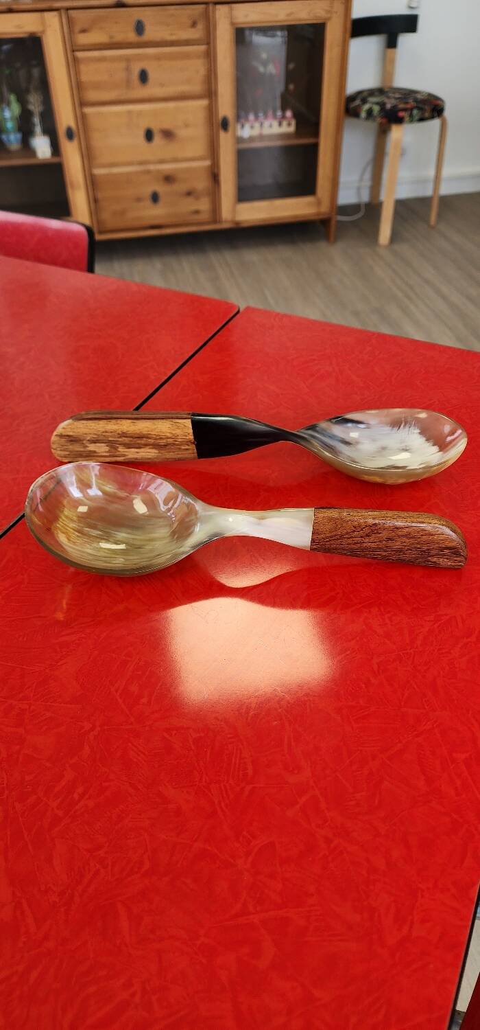 Salad server in buffalo horn and exotic wood