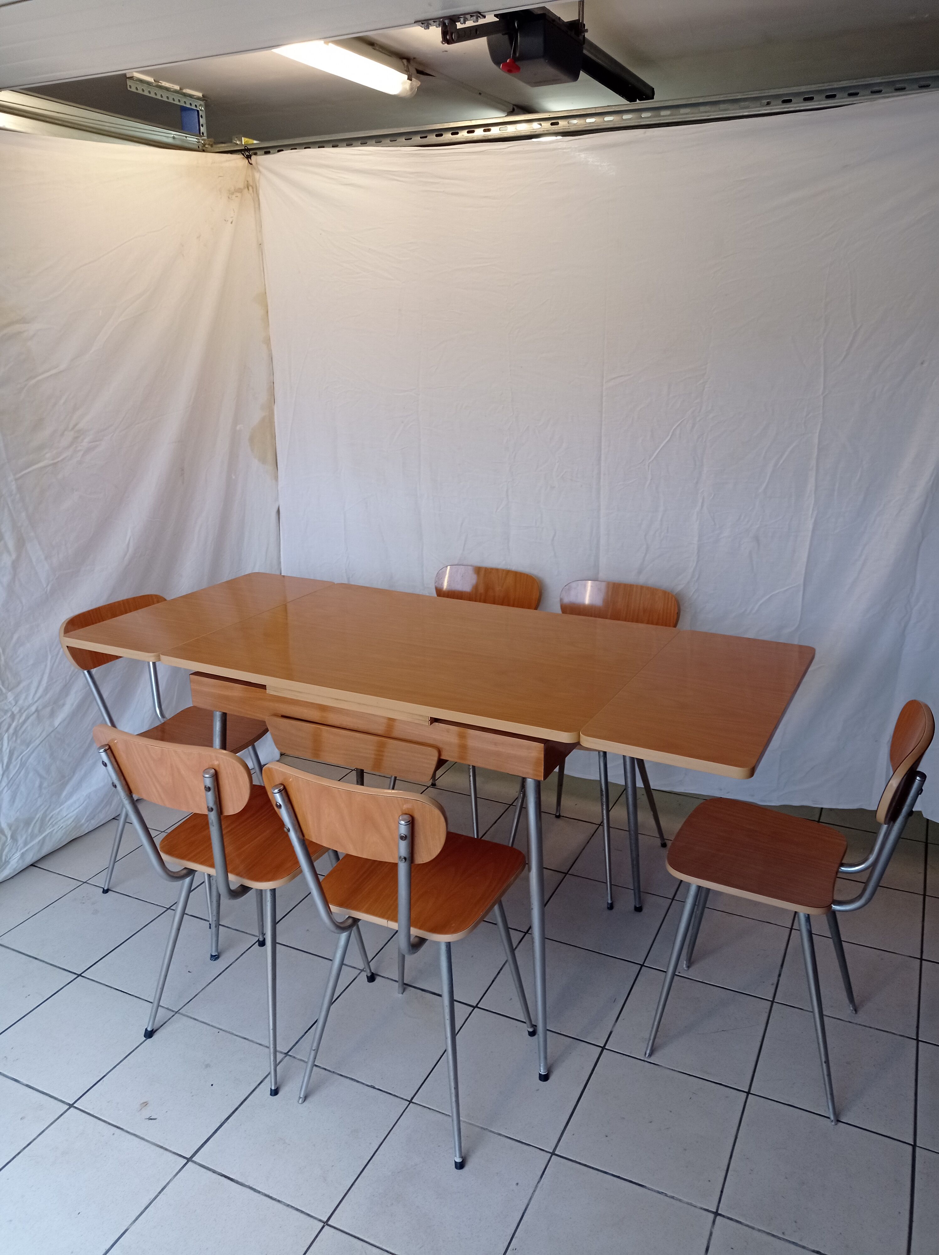 formica table with extension + 6 chairs