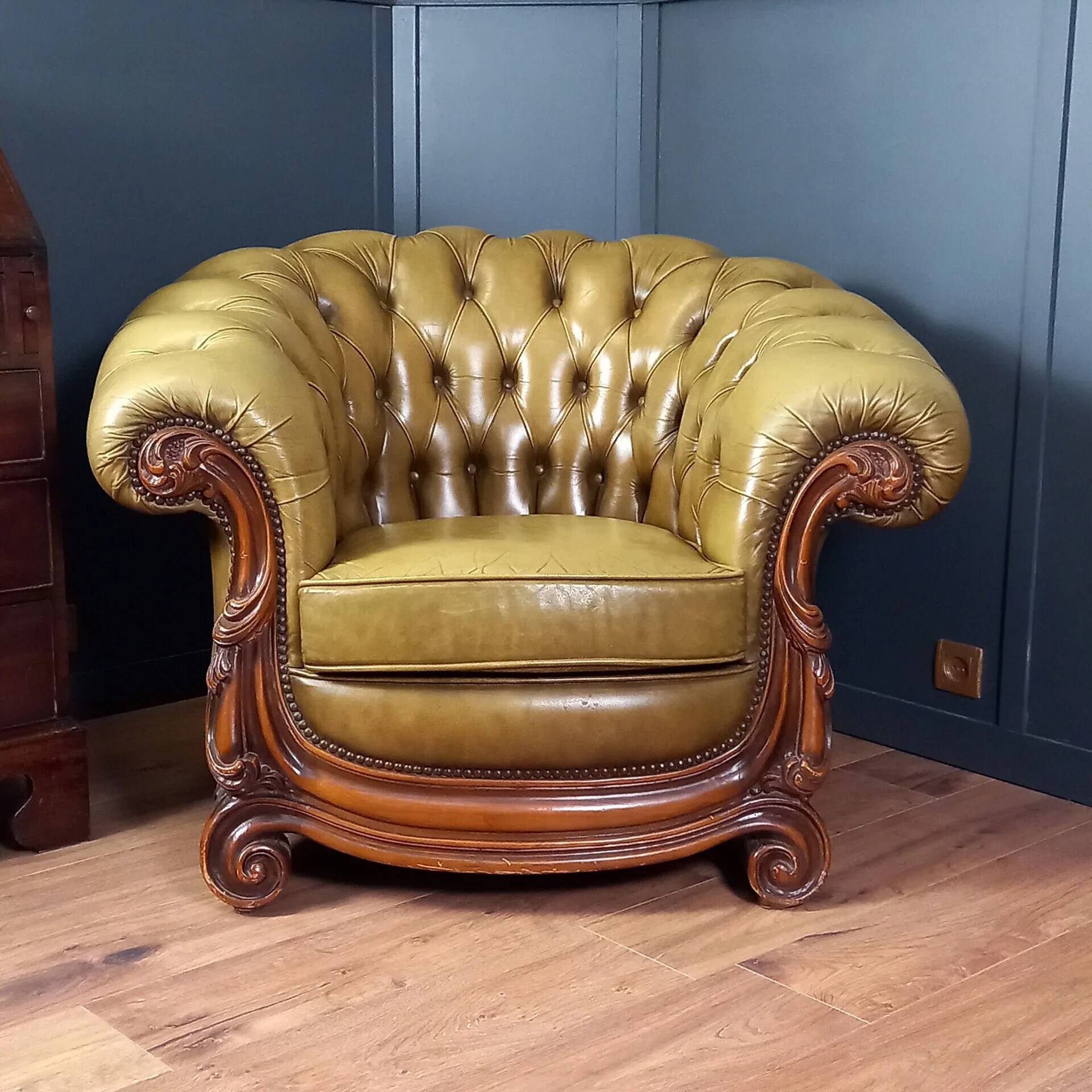 Chesterfield club armchair in baroque style