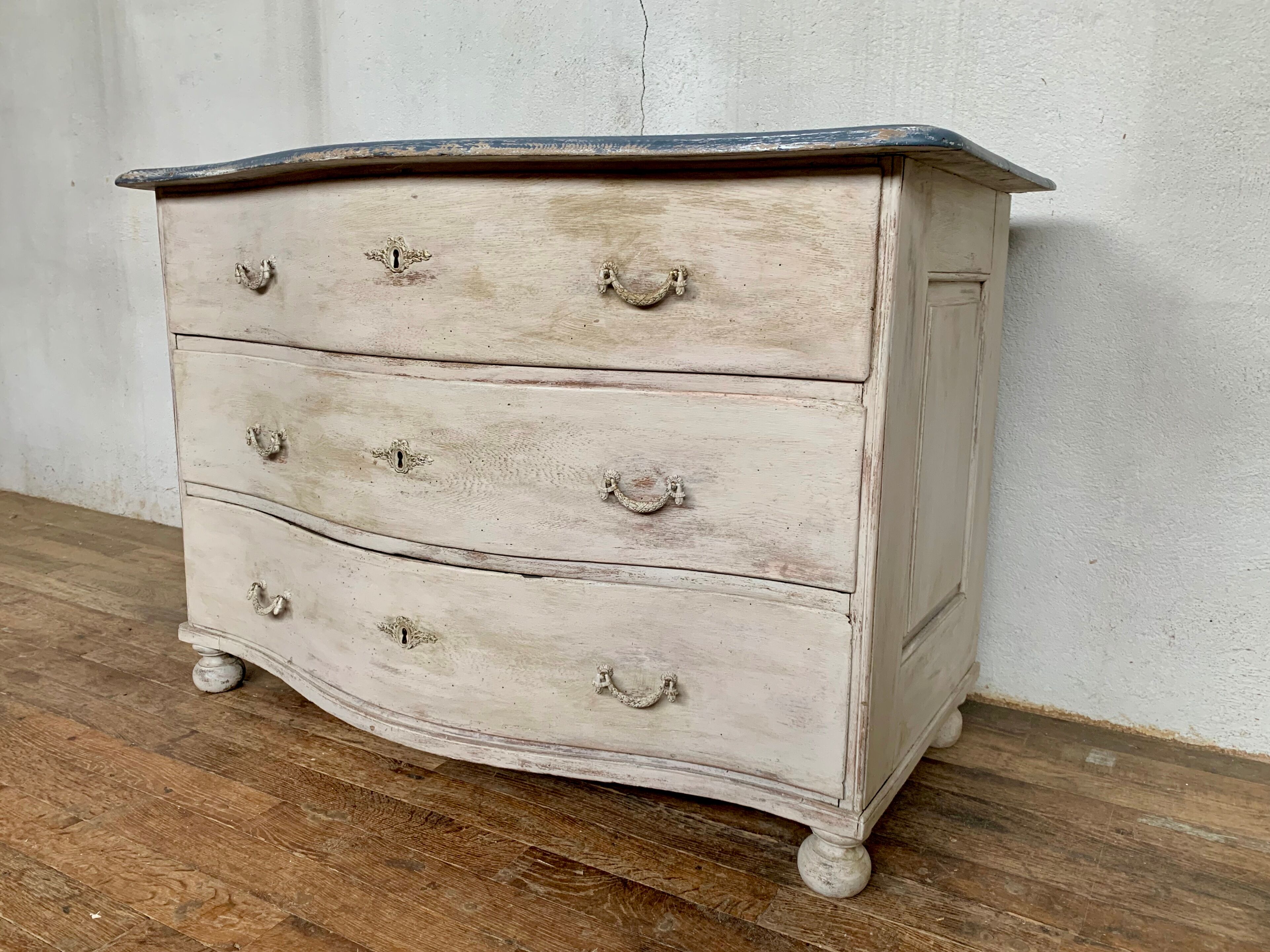 Curved chest of drawers in fine oak XVlllème