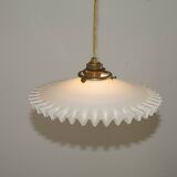 Suspension Vintage Art Déco Français en verre opalin blanc bordé de franges 5408