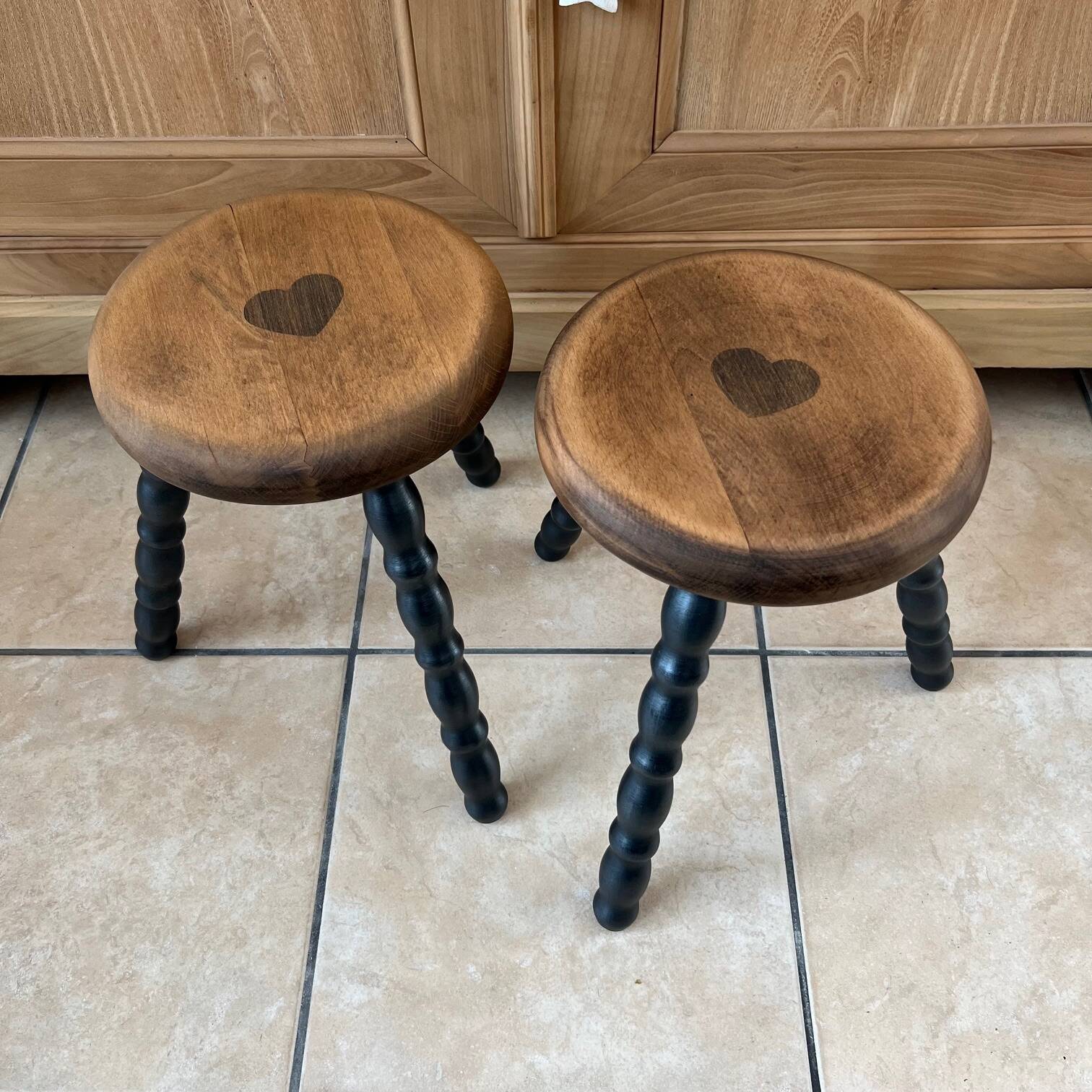 Duo de tabourets tripodes