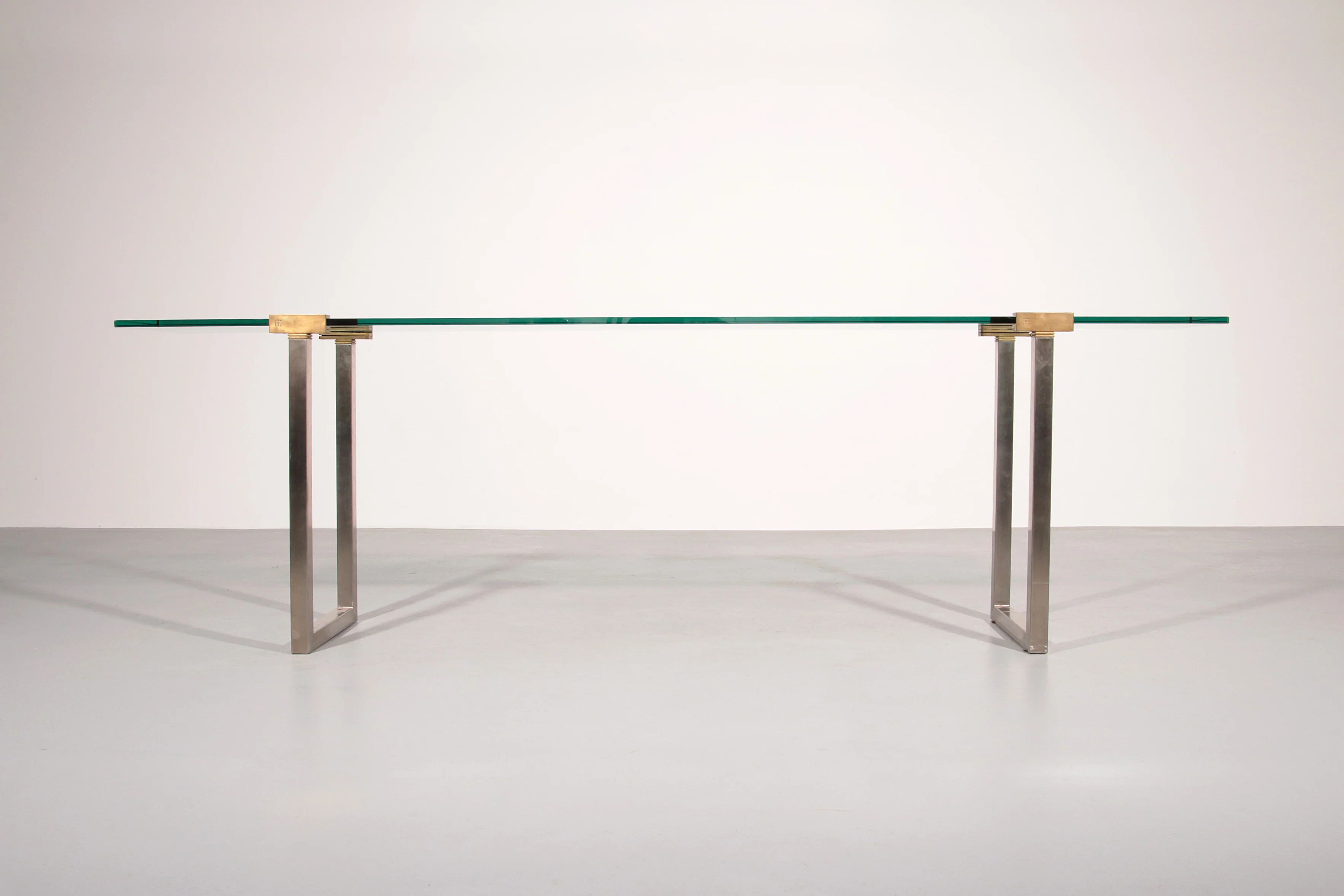 Table d'appoint en verre et laiton par Peter Ghyczy modèle T54 1970