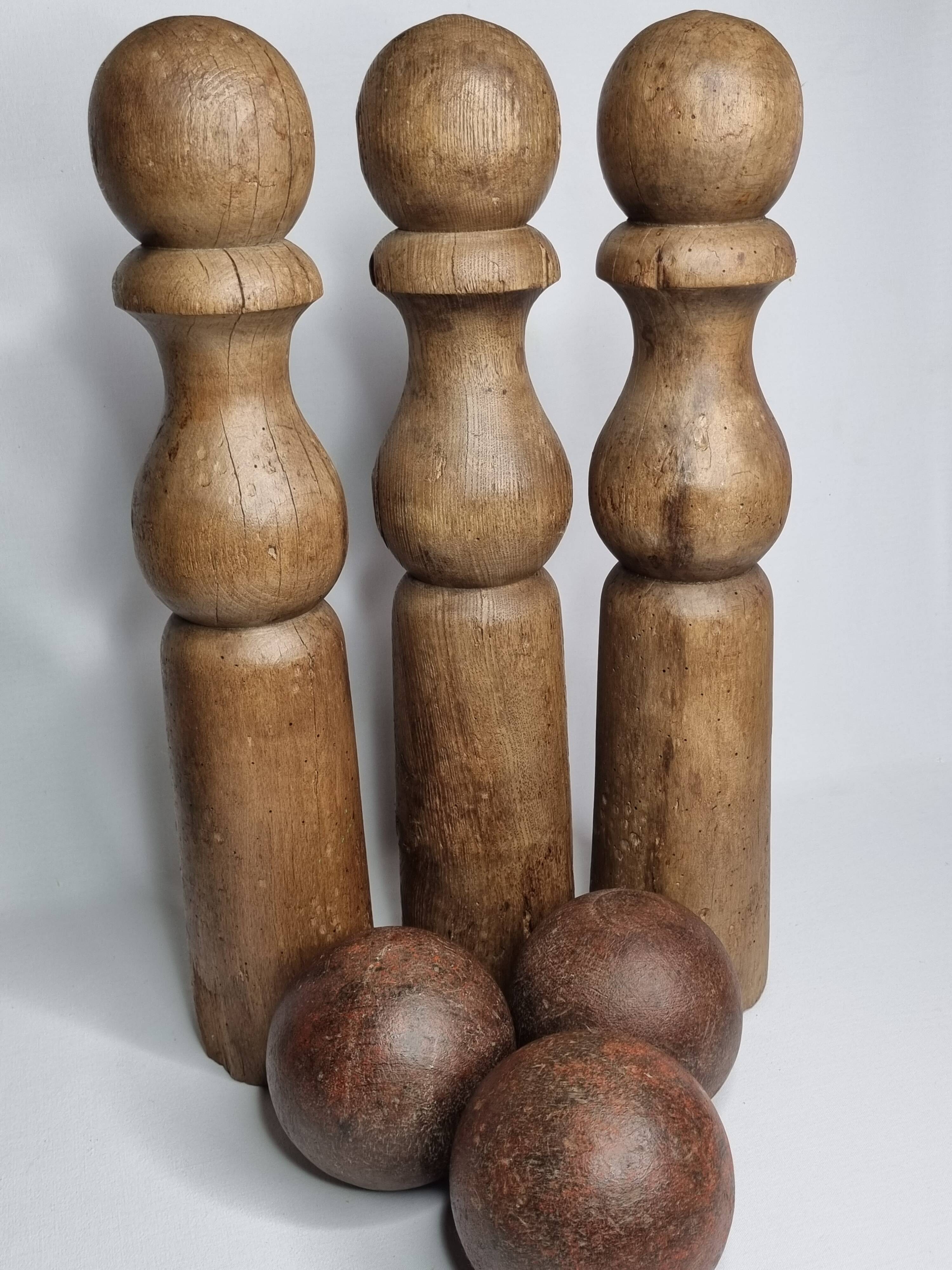 Ancien jeu de quilles grande taille en bois tourné, 52 cm