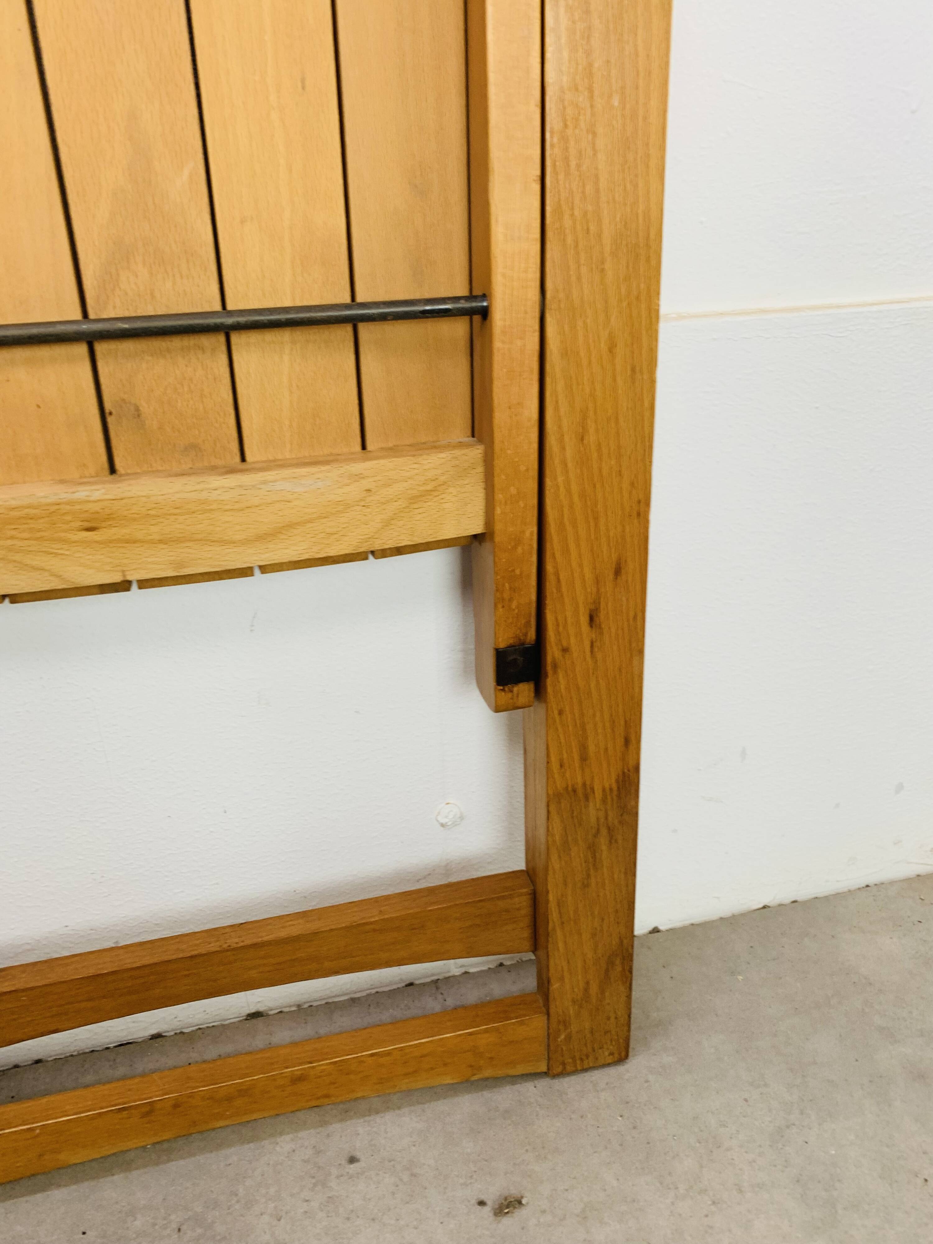 Paire de chaises pliantes par Aldo Jacober, bois, années 60