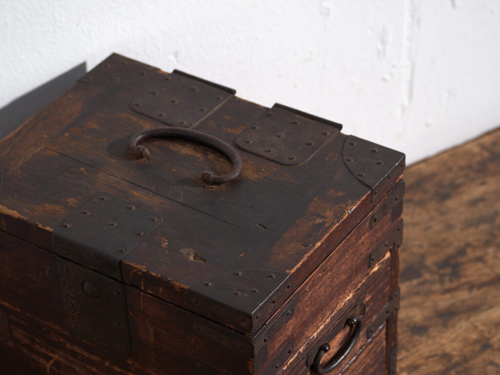 Japanese ko-dansu with hinged lid and paulownia wood drawers, Meiji–Taishō period, circa 1868–1926.