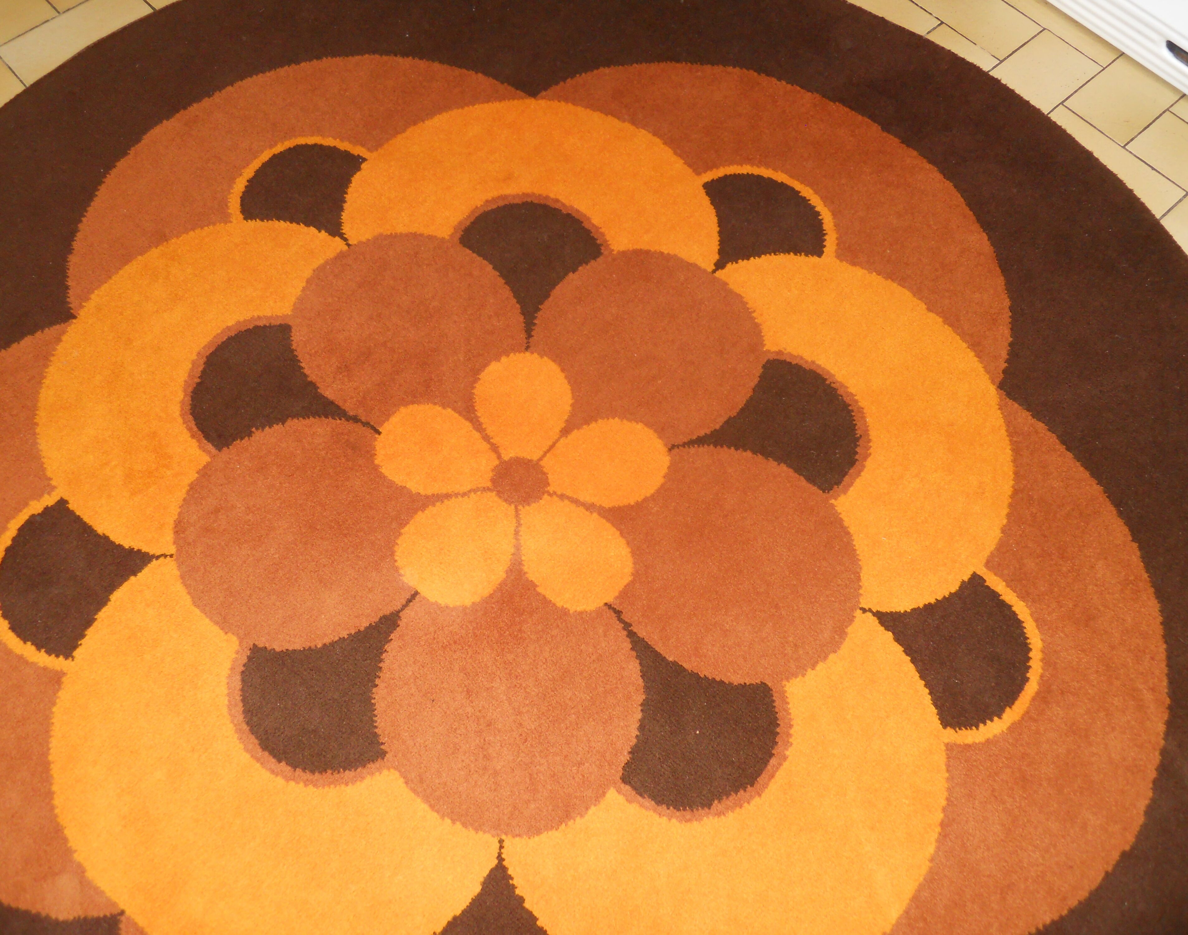 Vintage round rug with flower design
