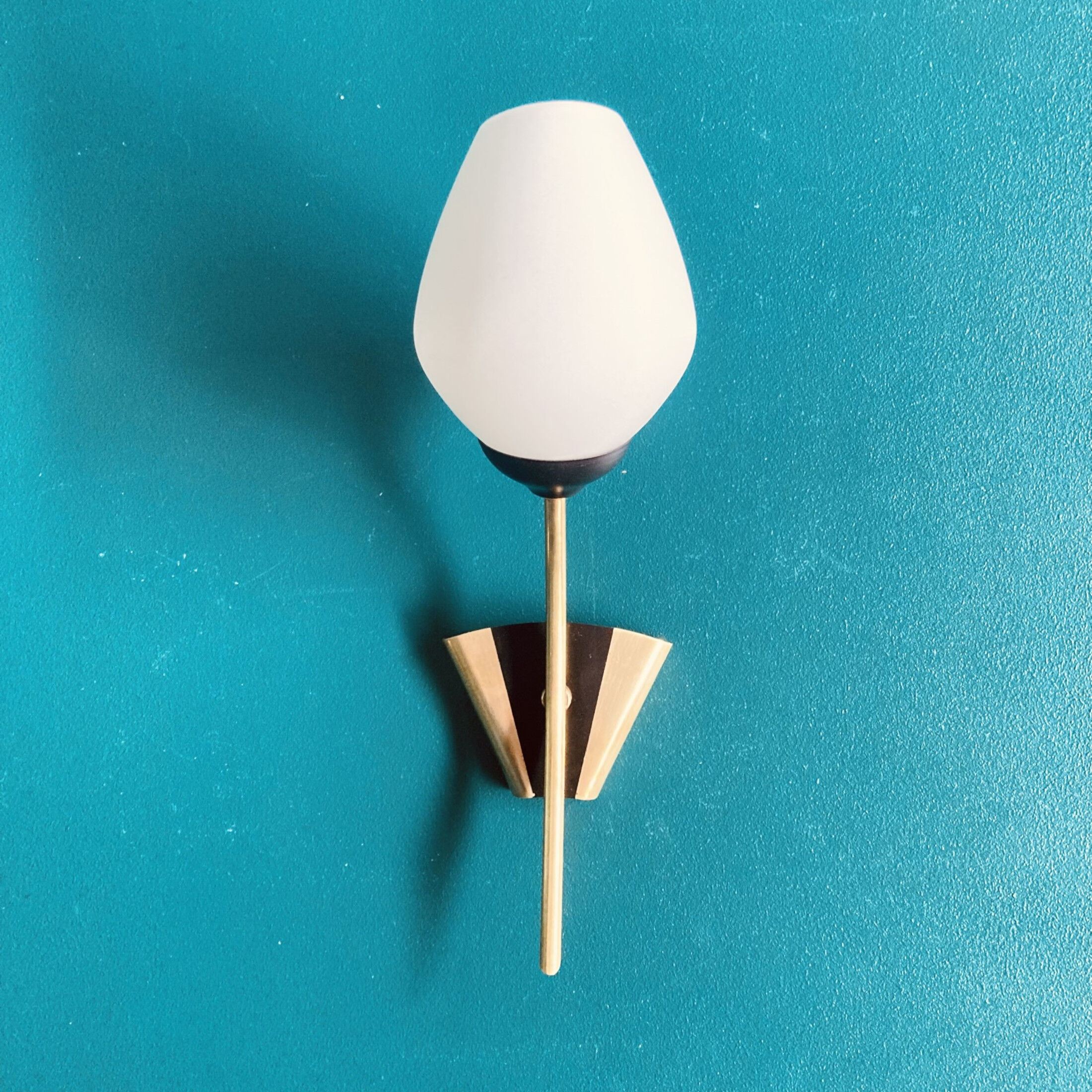 Old pair of brass wall lights and opaline glass globes 50s/60s vintage decoration