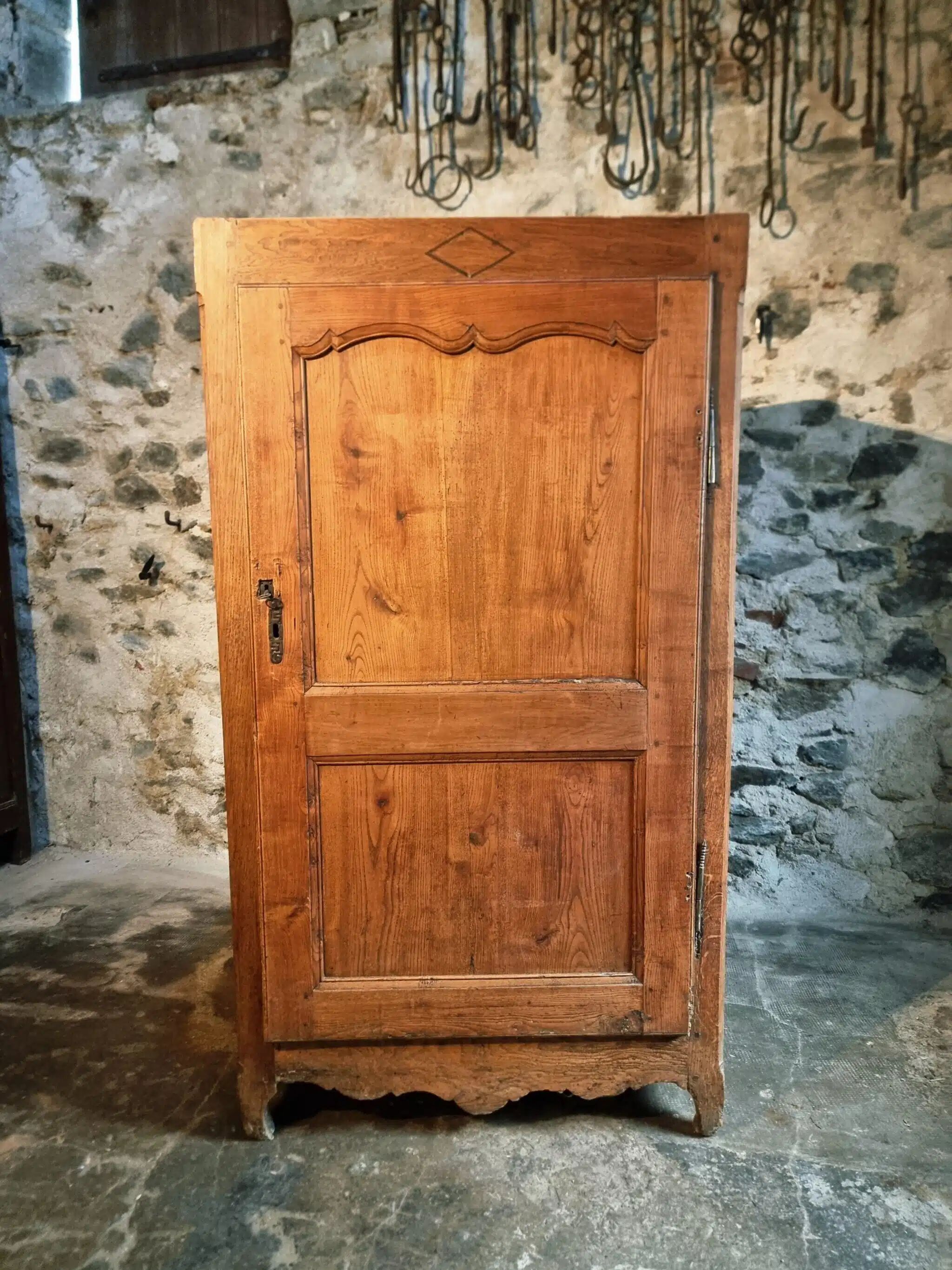 Armoire ancienne française en châtaignier – XVIIIe siècle