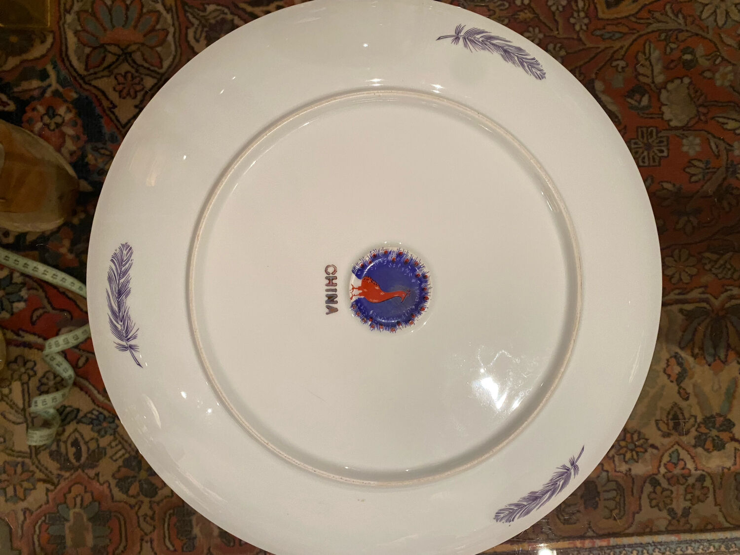 Pair of large Chinese porcelain dishes in Imari style, 20th century.