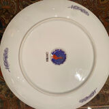 Pair of large Chinese porcelain dishes in Imari style, 20th century.