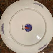 Pair of large Chinese porcelain dishes in Imari style, 20th century.