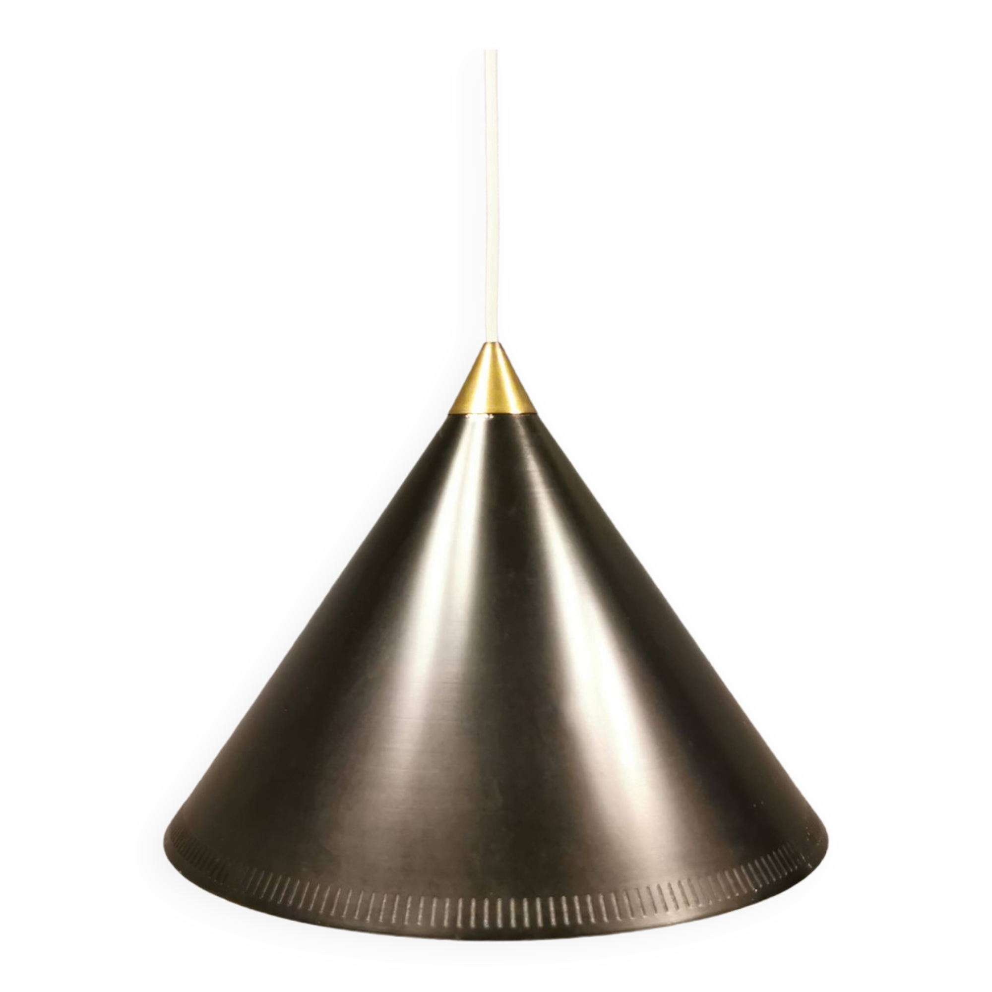Suspension cône produite par le danois Lyfa en belle laque noire avec abat-jour perforé et dessus en laiton.