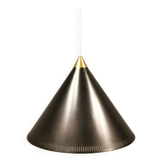 Suspension cône produite par le danois Lyfa en belle laque noire avec abat-jour perforé et dessus en laiton.