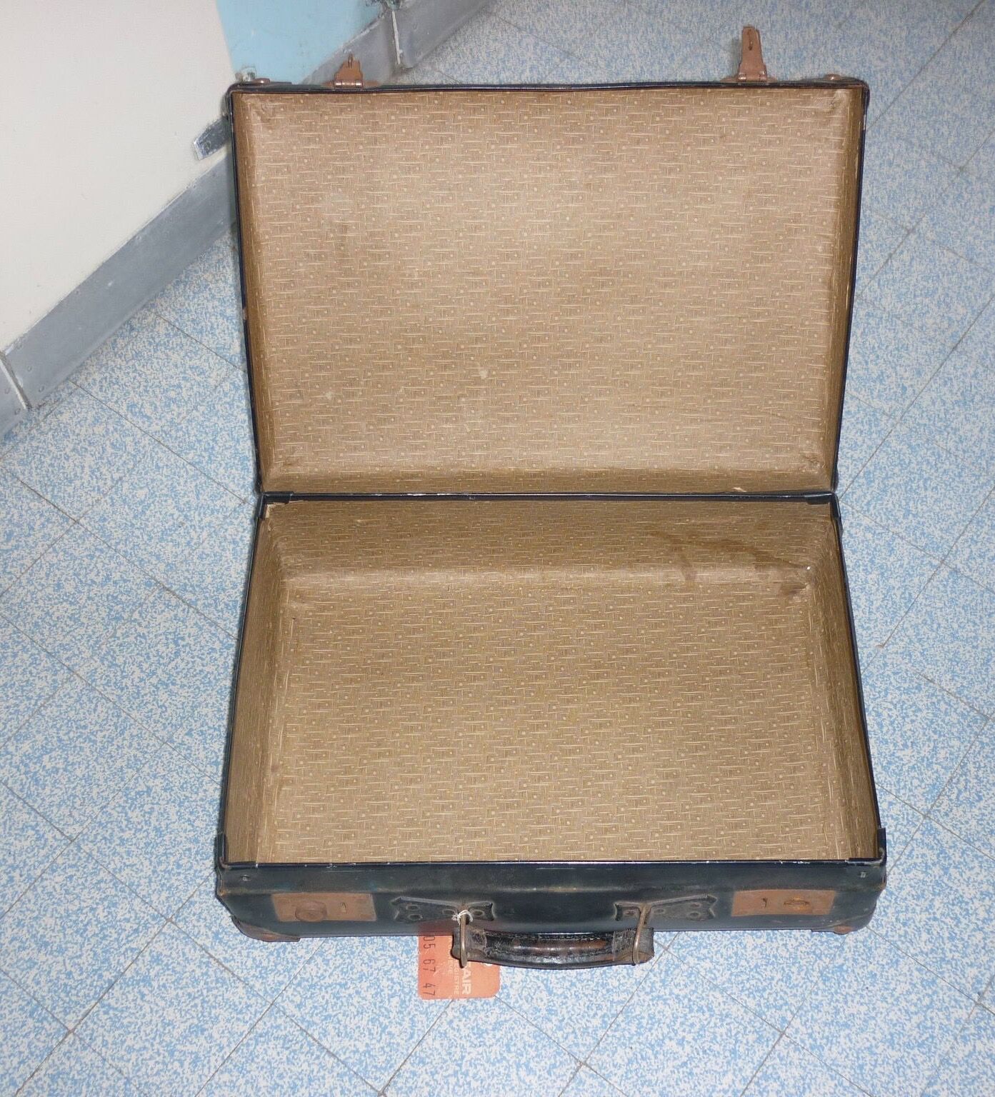 Black suitcase Imperia vulcanized fiber