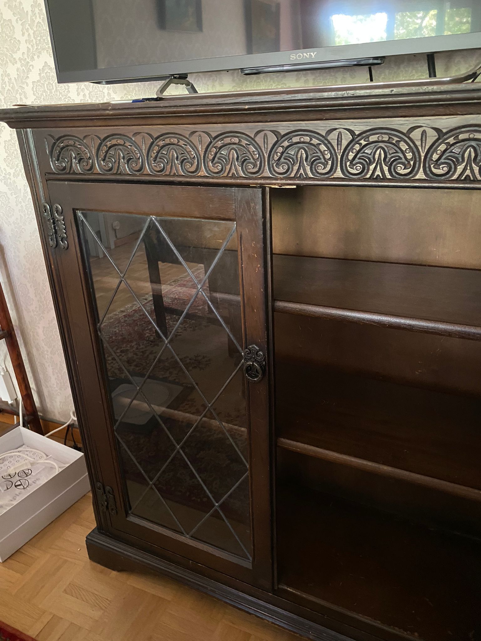 Furniture Showcase / Library with shelves