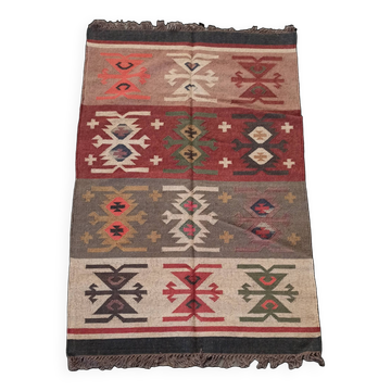 Tapis kilim en toile de jute et coton. 125cm x 195cm
