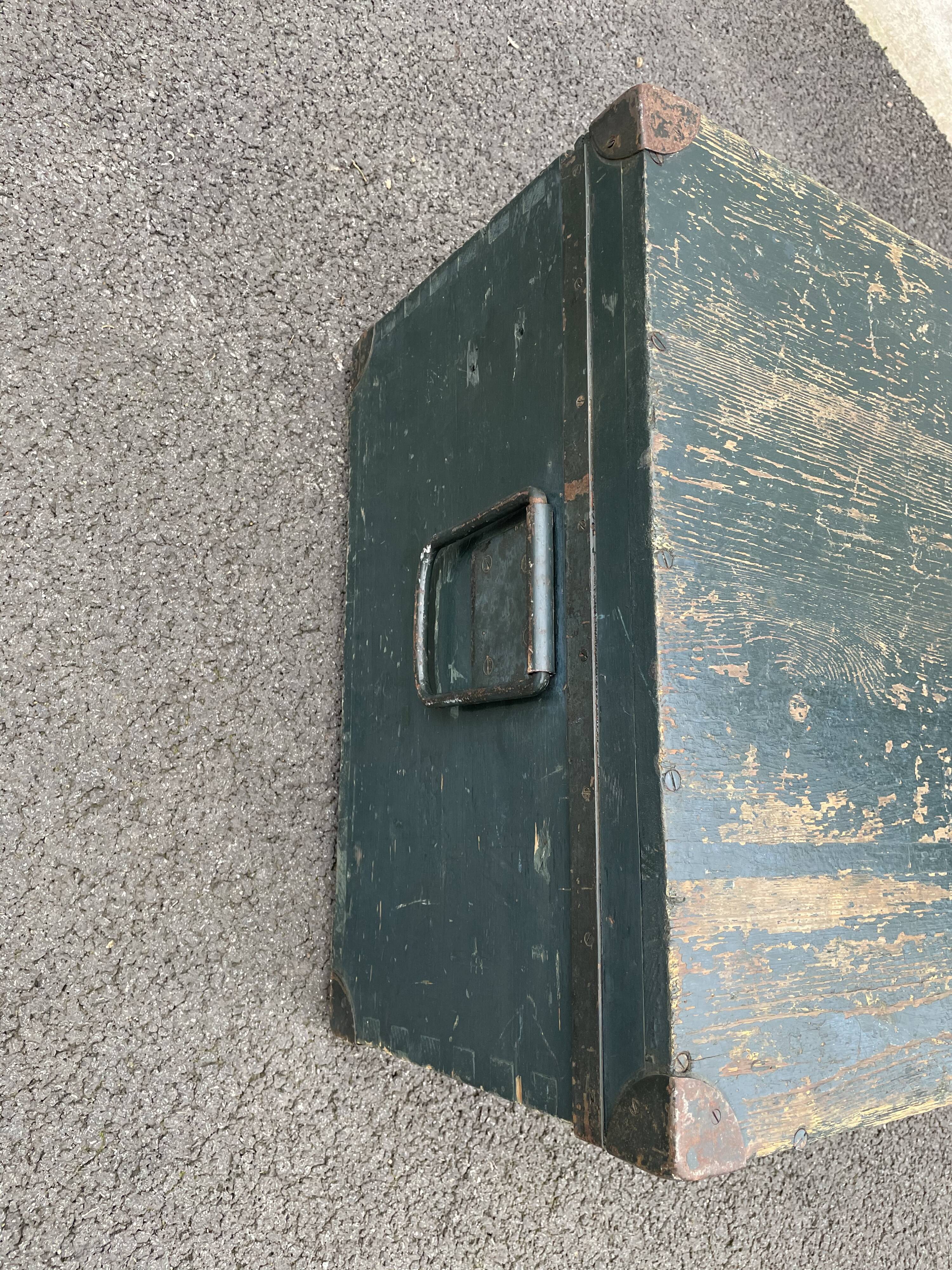 Painted wooden trunk L83 X H37 X P56