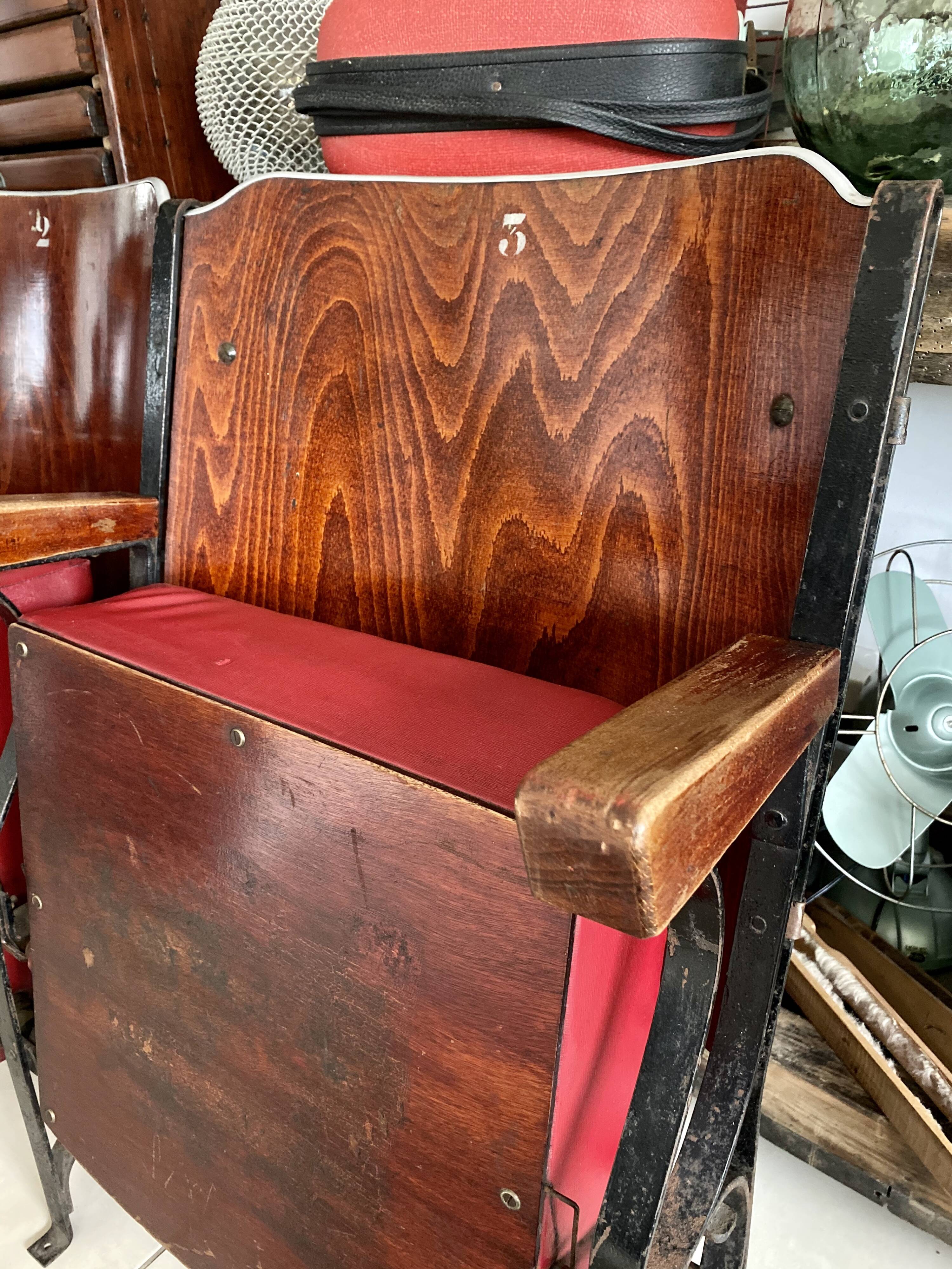 Paire de fauteuils de cinéma vintage