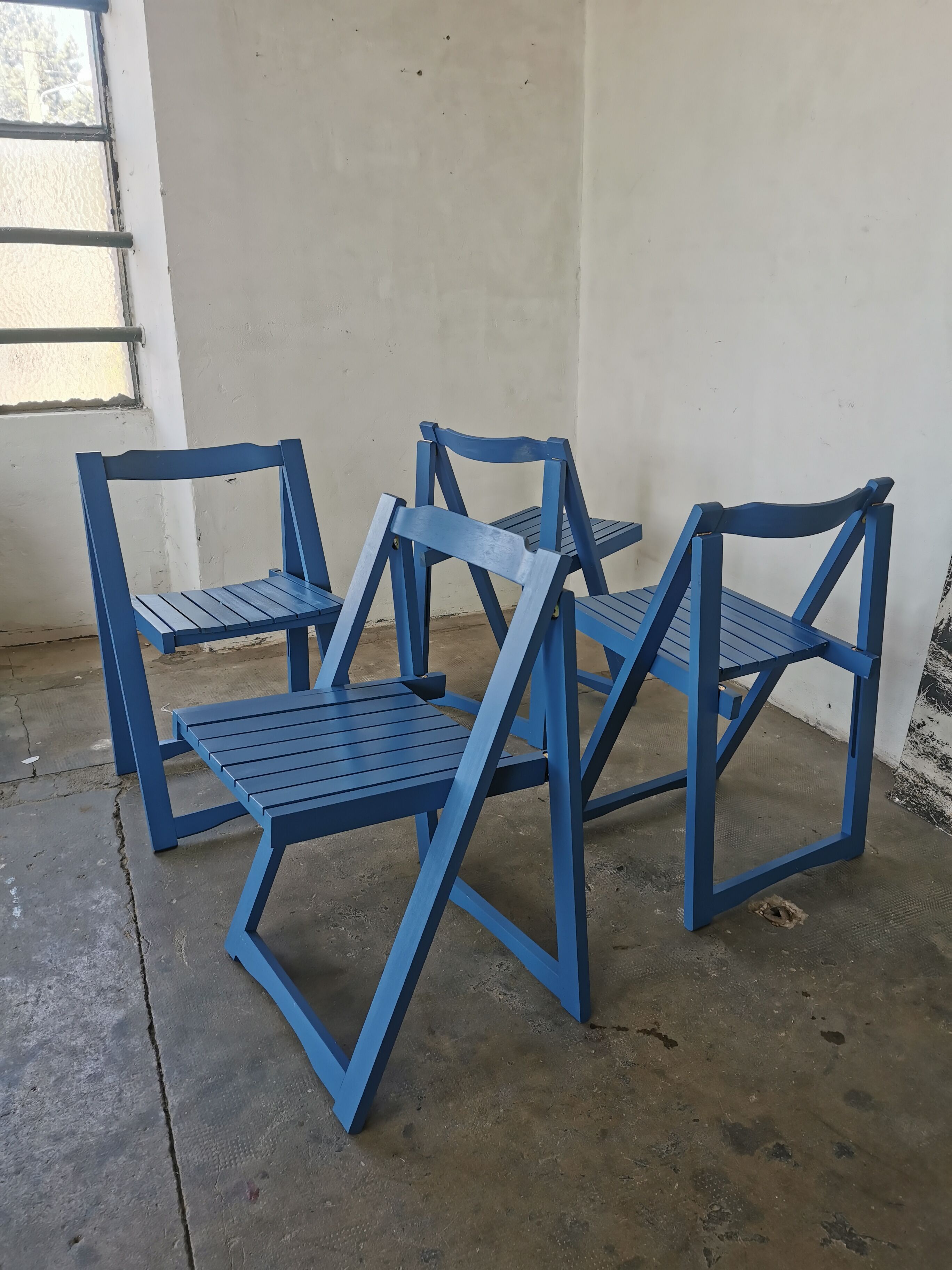 Set of 4 vintage folding chairs