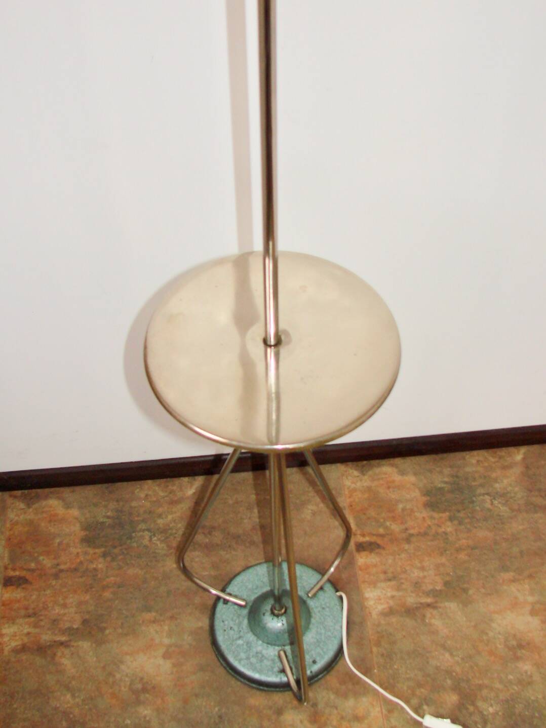 Polska lampa podłogowa z lat 60., utrzymana w modernistycznej estetyce tamt