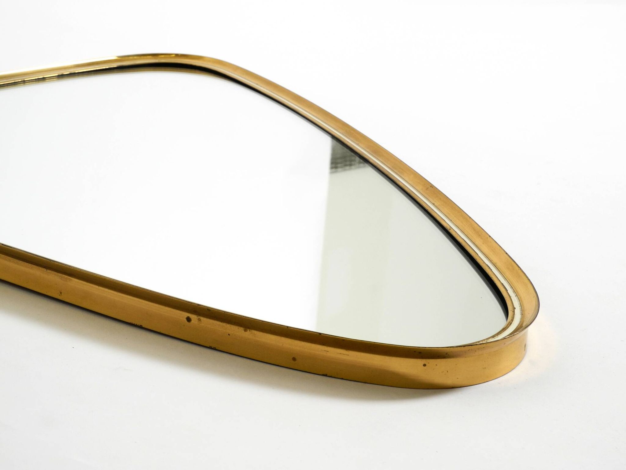 Heavy mid-century brass kidney-shaped wall mirror from Münchner Zierspiegel