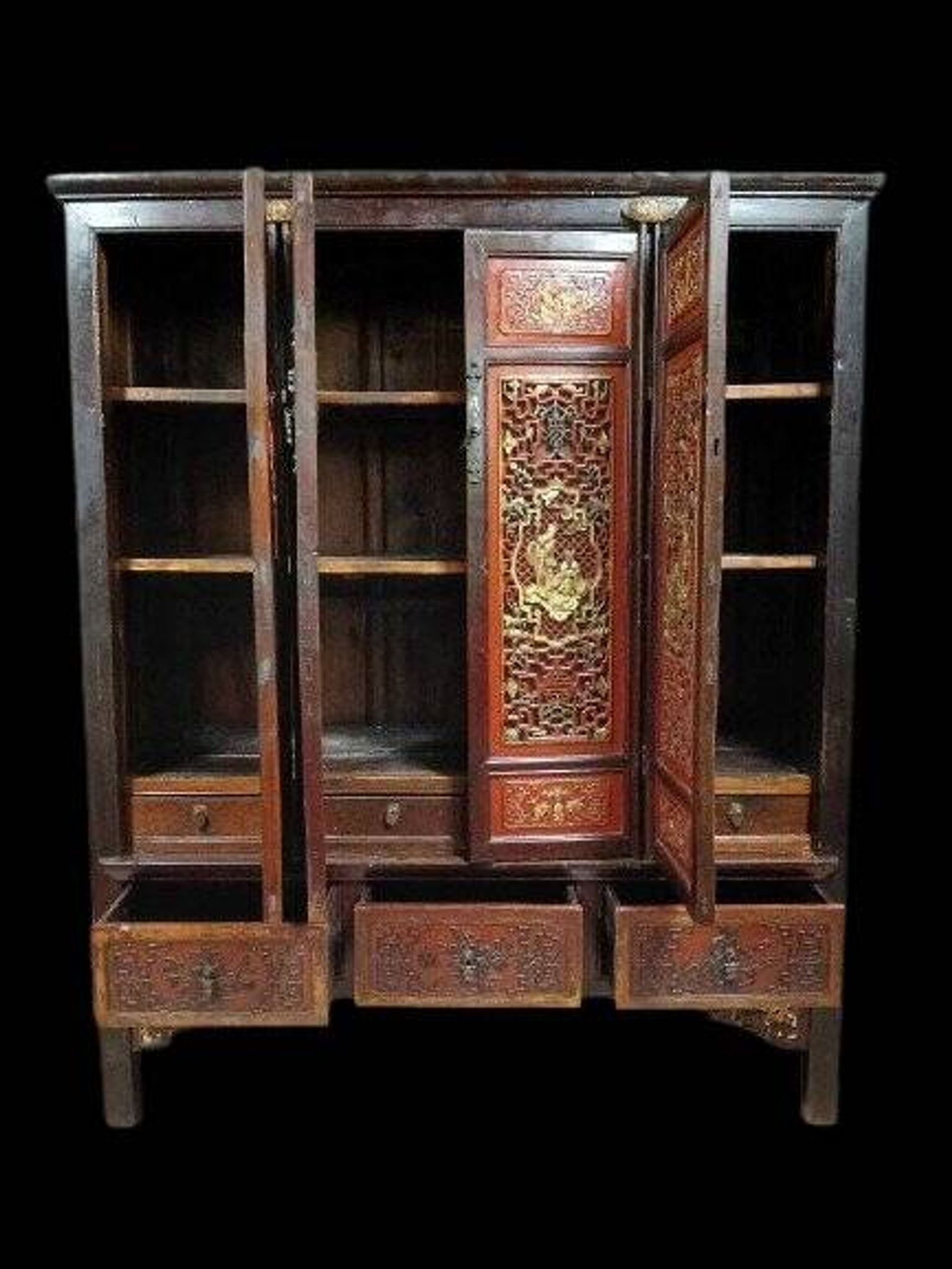 China 19th century: Red lacquer cabinet with gilding from the Qing Dynasty.