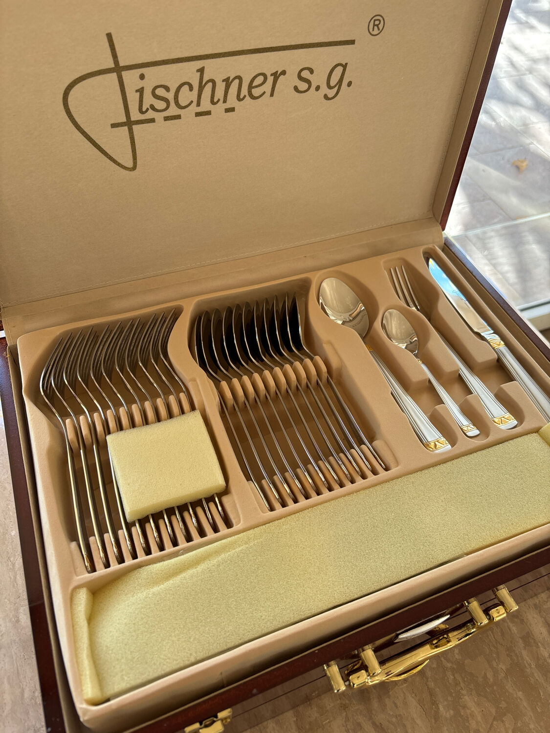 72-piece cutlery set