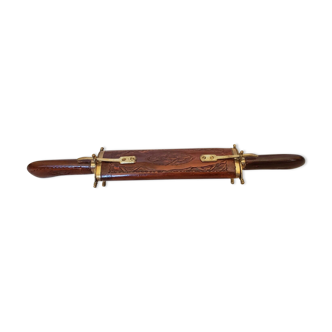 Service à découper vintage avec couteau et fourchette dans fourreau en bois
