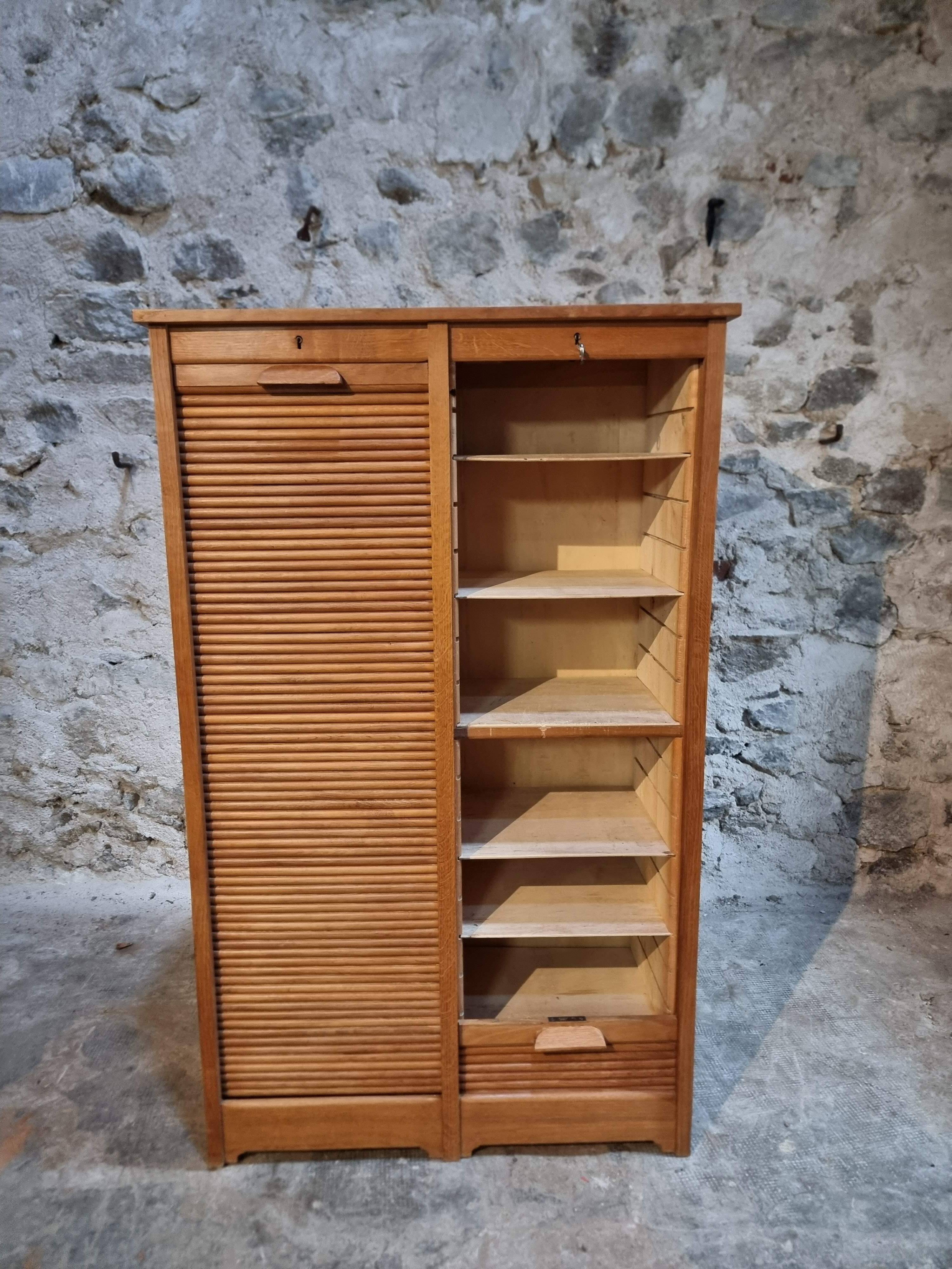 Armoire à rideaux vintage en chêne français – années 1960 – rangement de bureau avec étagères réglables