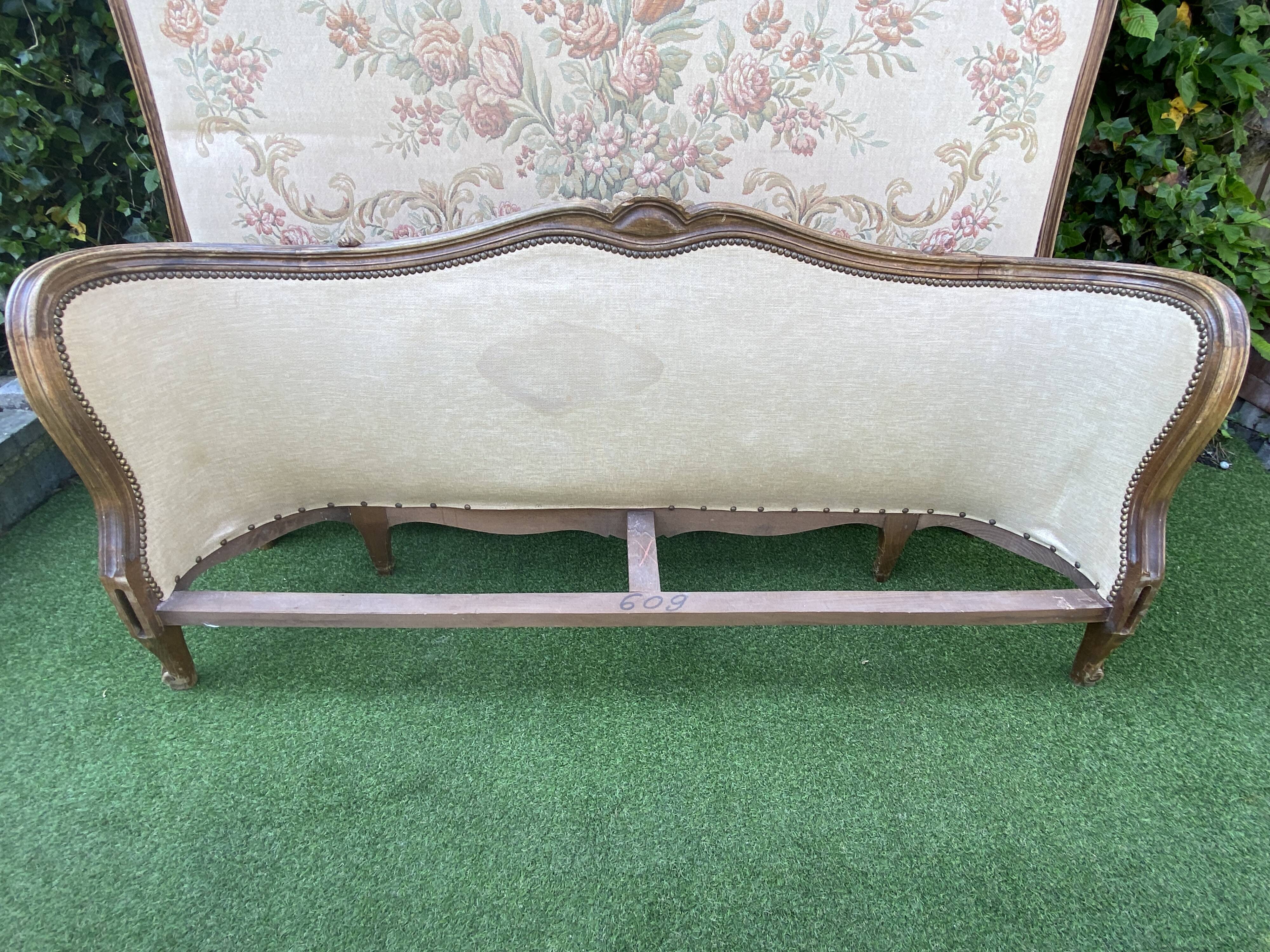 Basket bed and its two armchairs