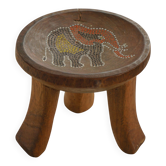 Petit tabouret tripode Kamba sculpté à la main, motif d'éléphant, Kenya, milieu du XXe siècle