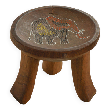 Petit tabouret tripode Kamba sculpté à la main, motif d'éléphant, Kenya, milieu du XXe siècle