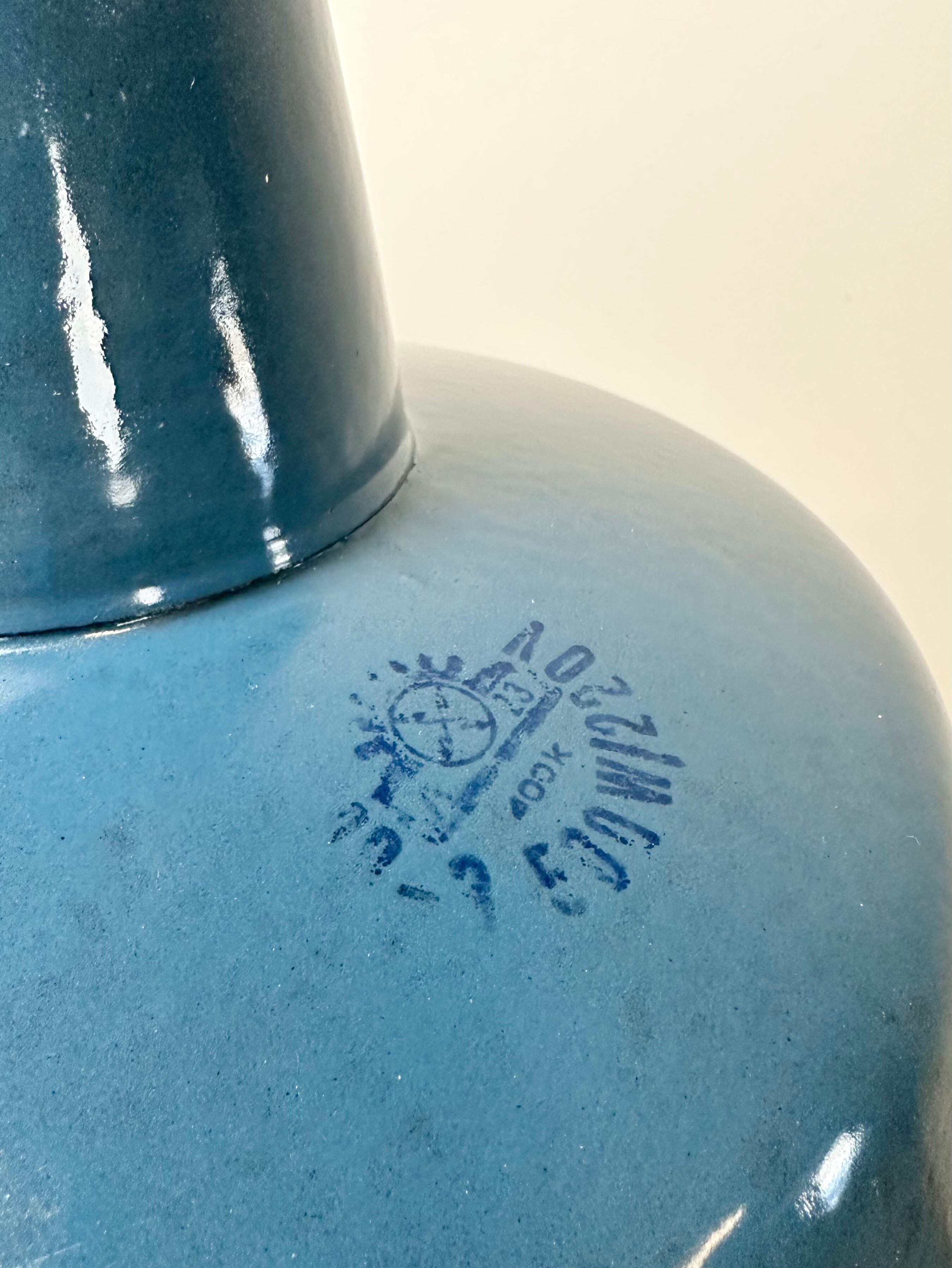 Suspension industrielle en émail bleu d’usine, années 1960
