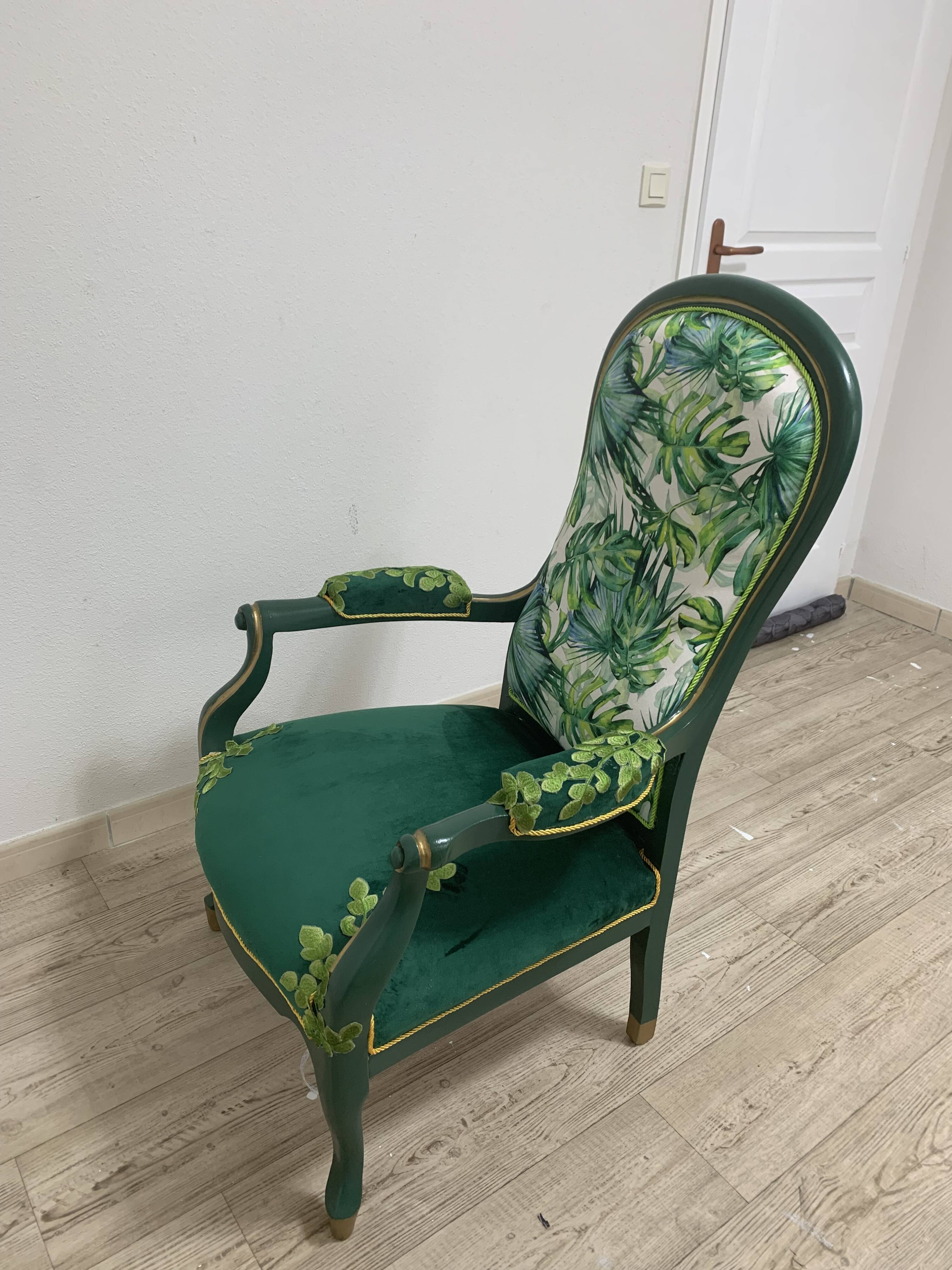 Louis XV armchair in embroidered velvet and jungle, renovated.