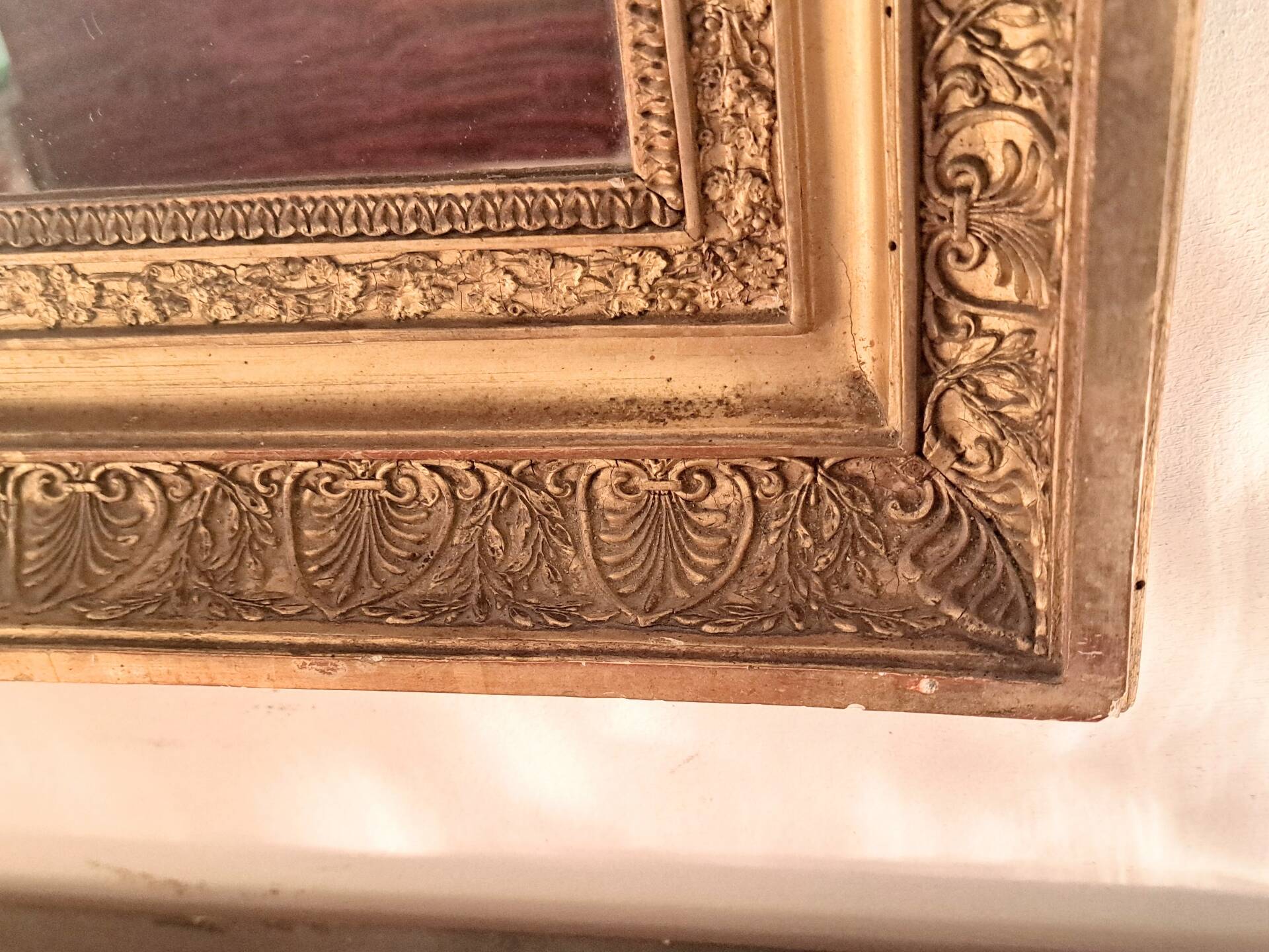 Miroir époque Restauration en bois doré à la feuille