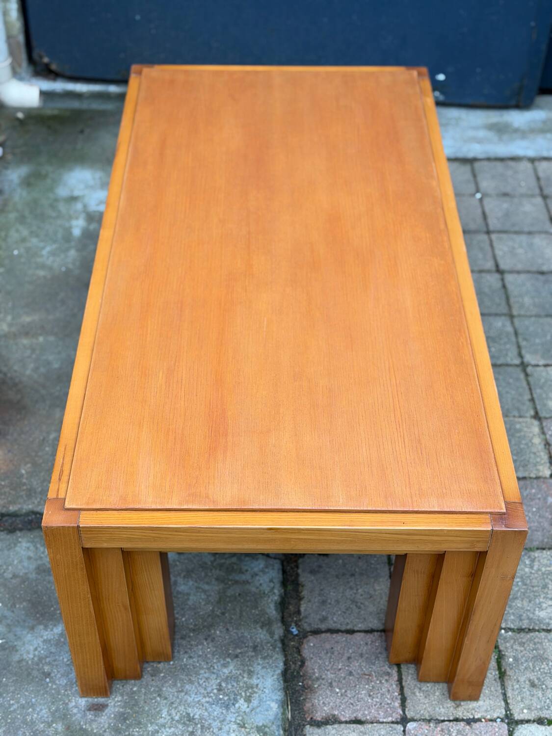 Vintage coffee table in solid elm from the 1970s.
