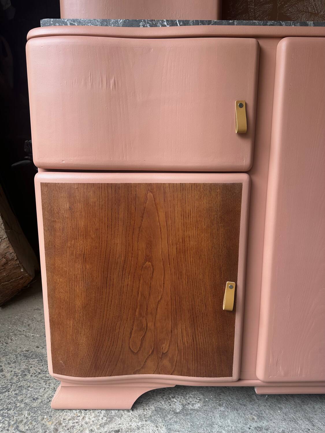 Buffet Mado vintage rénové – teinte ocre chaleureux, plateau en marbre